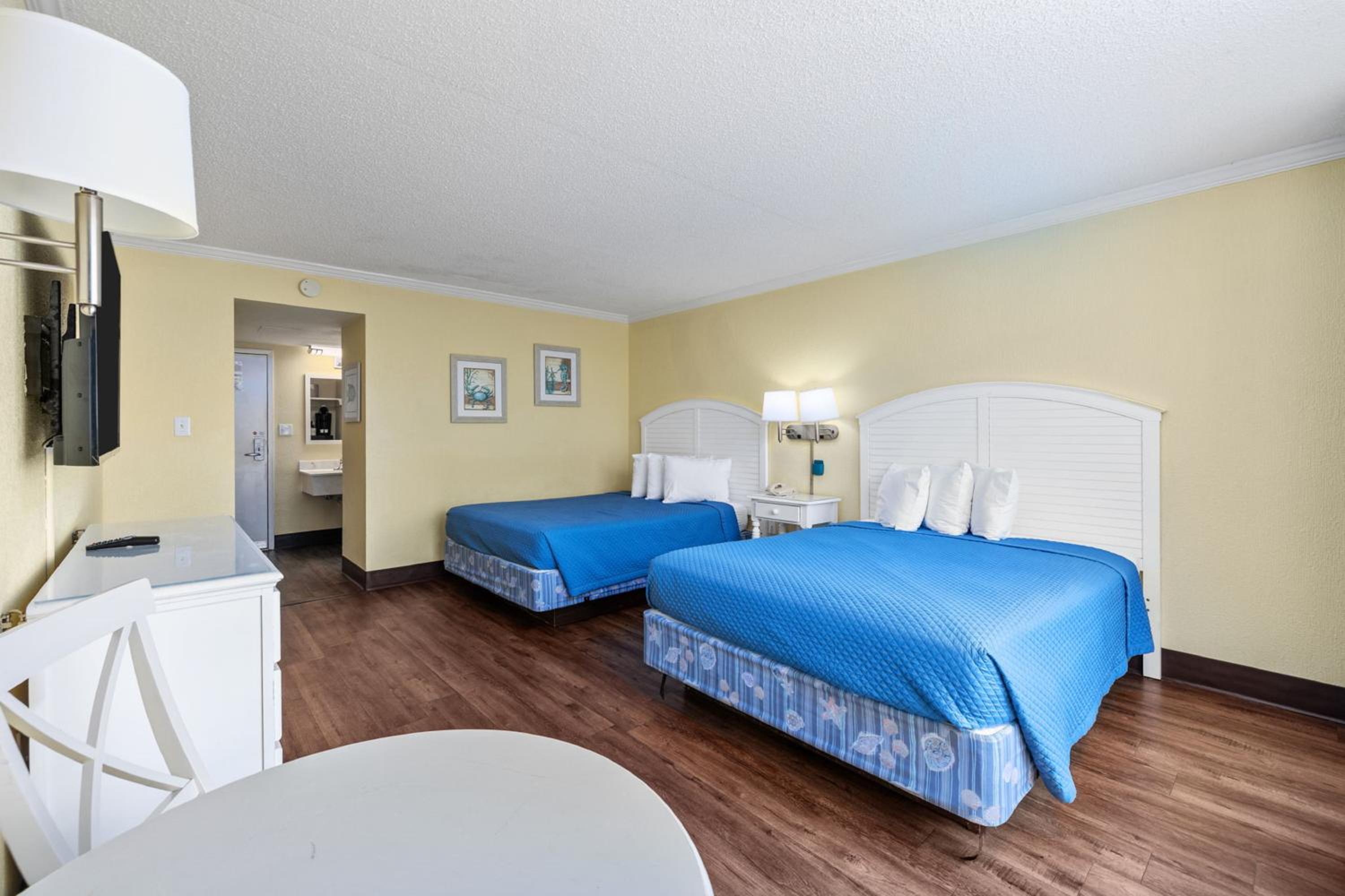 Standard Queen Room with Two Queen Beds and Ocean View - Photo 1