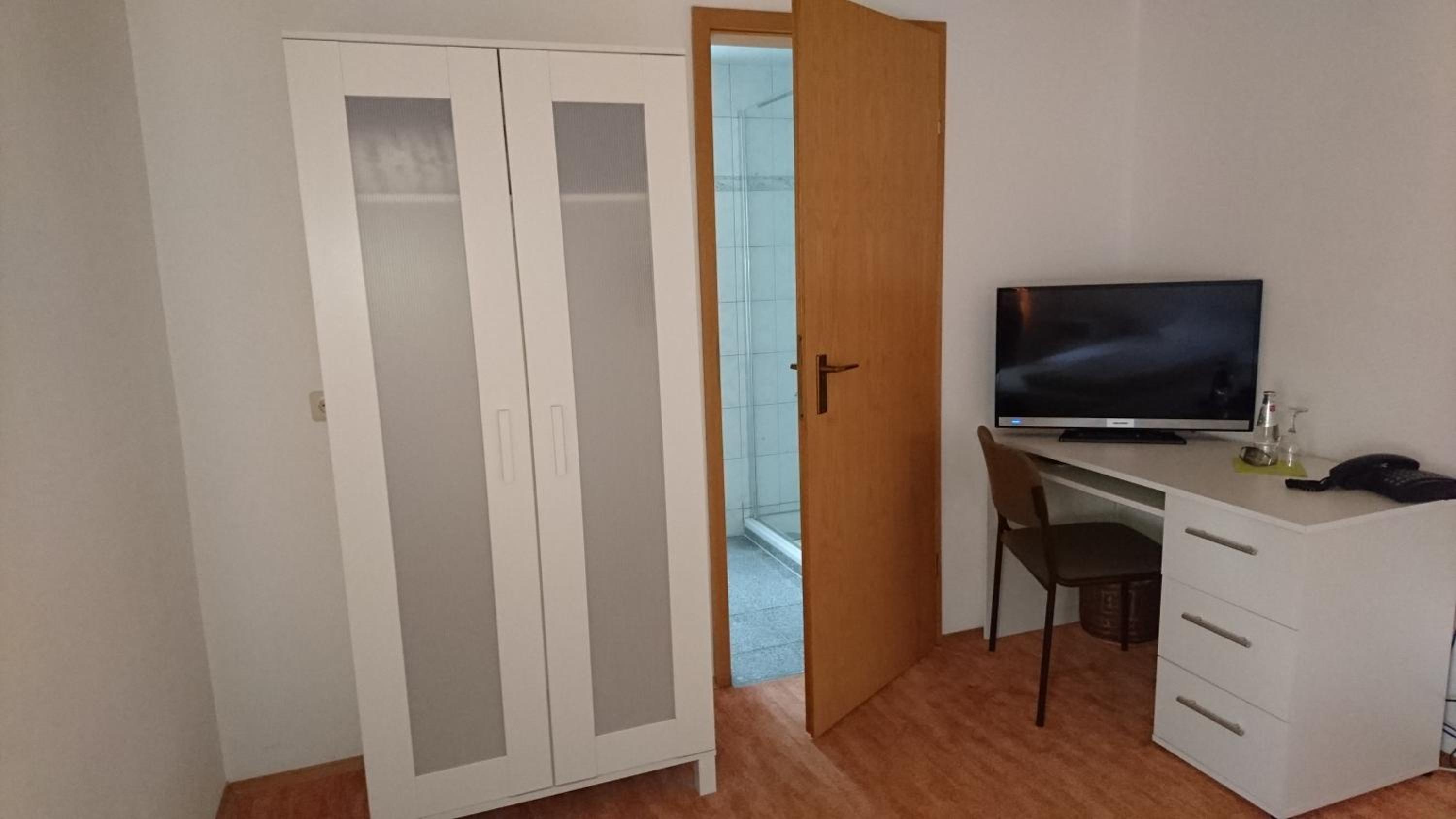 Single Room photo 3