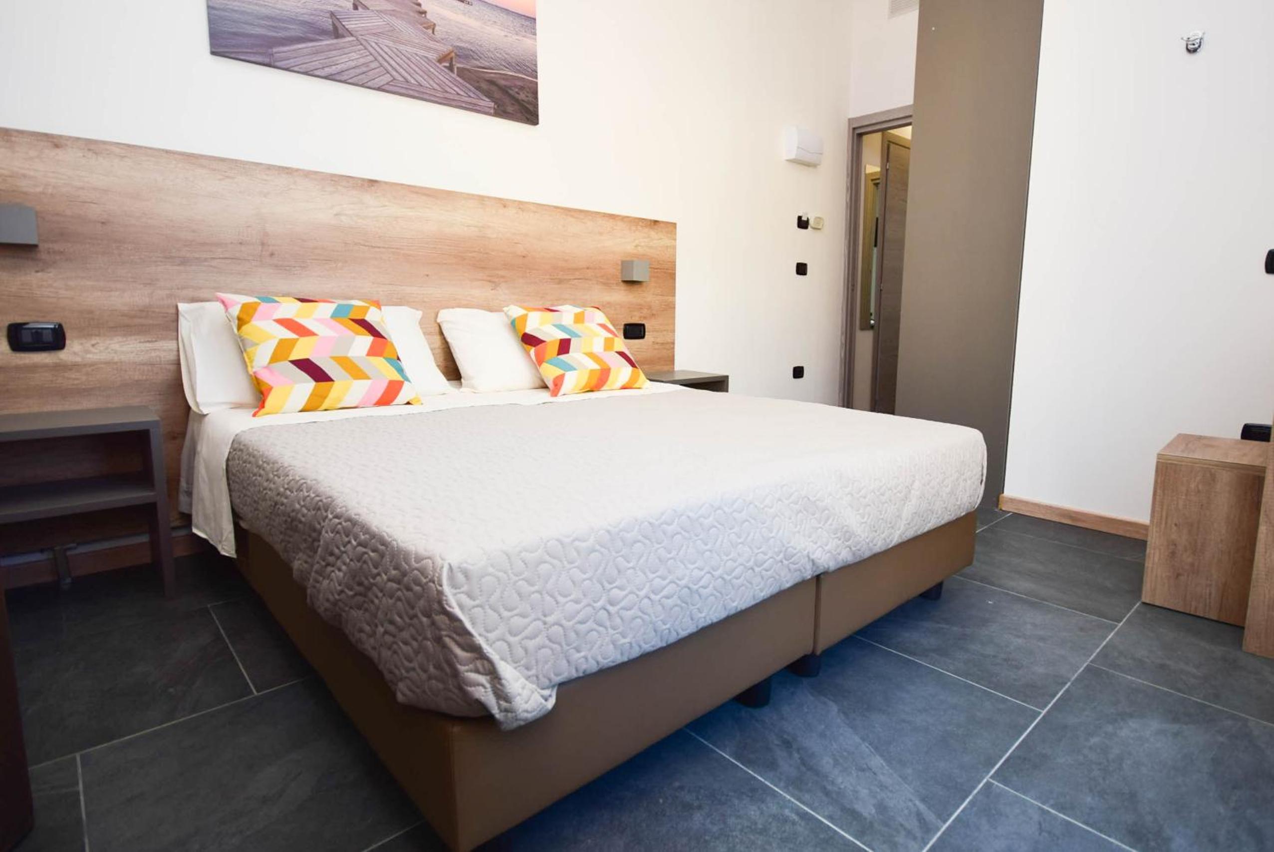 Large Double Room - Photo 11