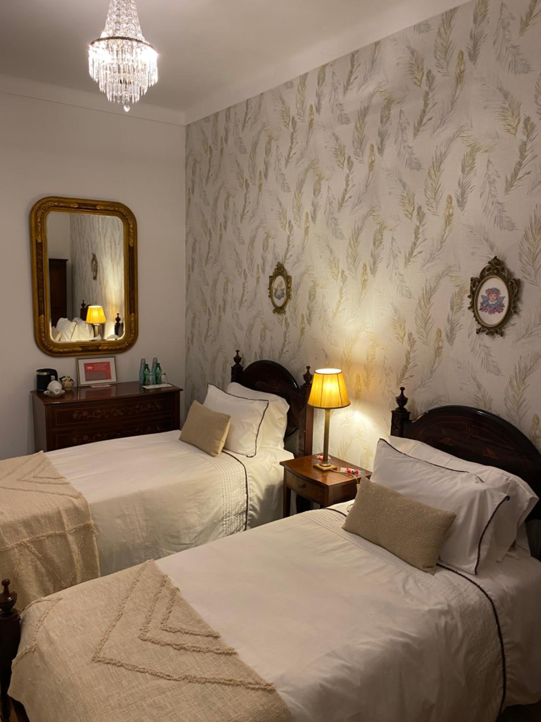 Double or Twin Room with Private Bathroom - Photo 4