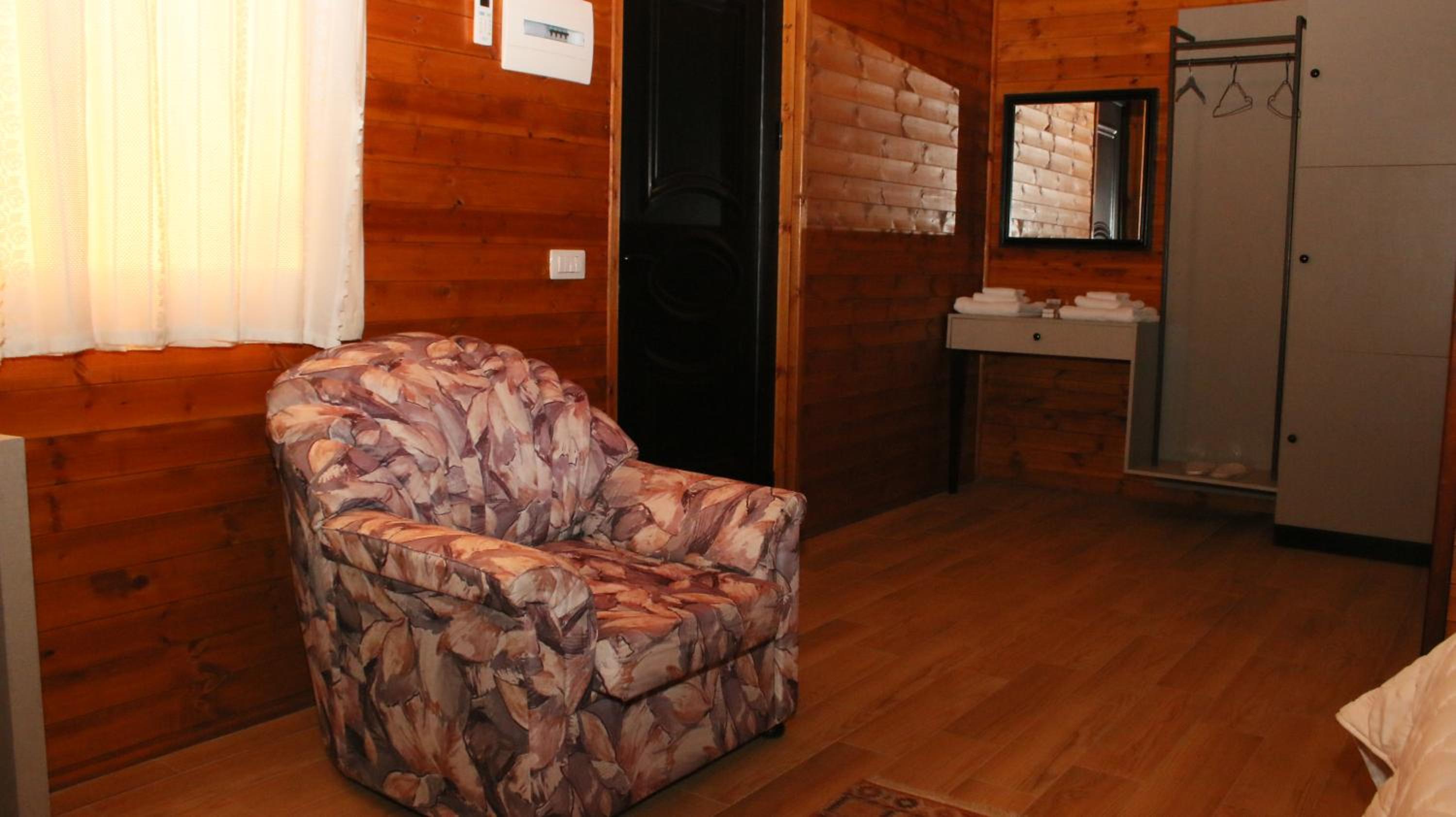 Twin Room with Private Bathroom photo 2