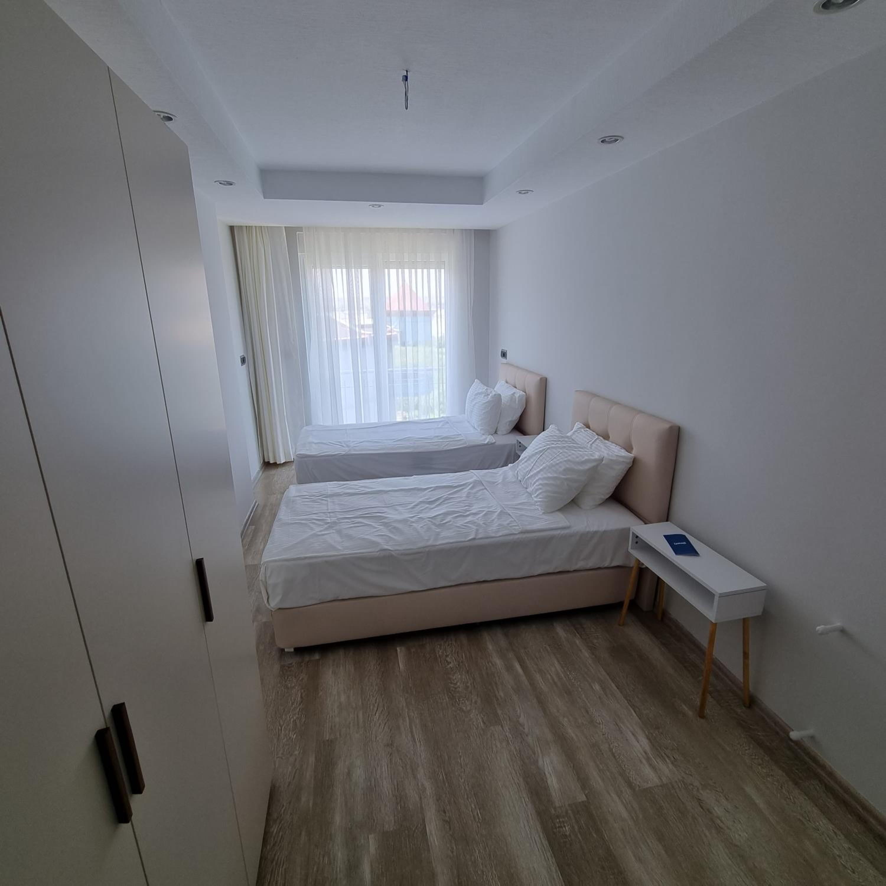 Luxury Suite with Balcony thumbnail 6