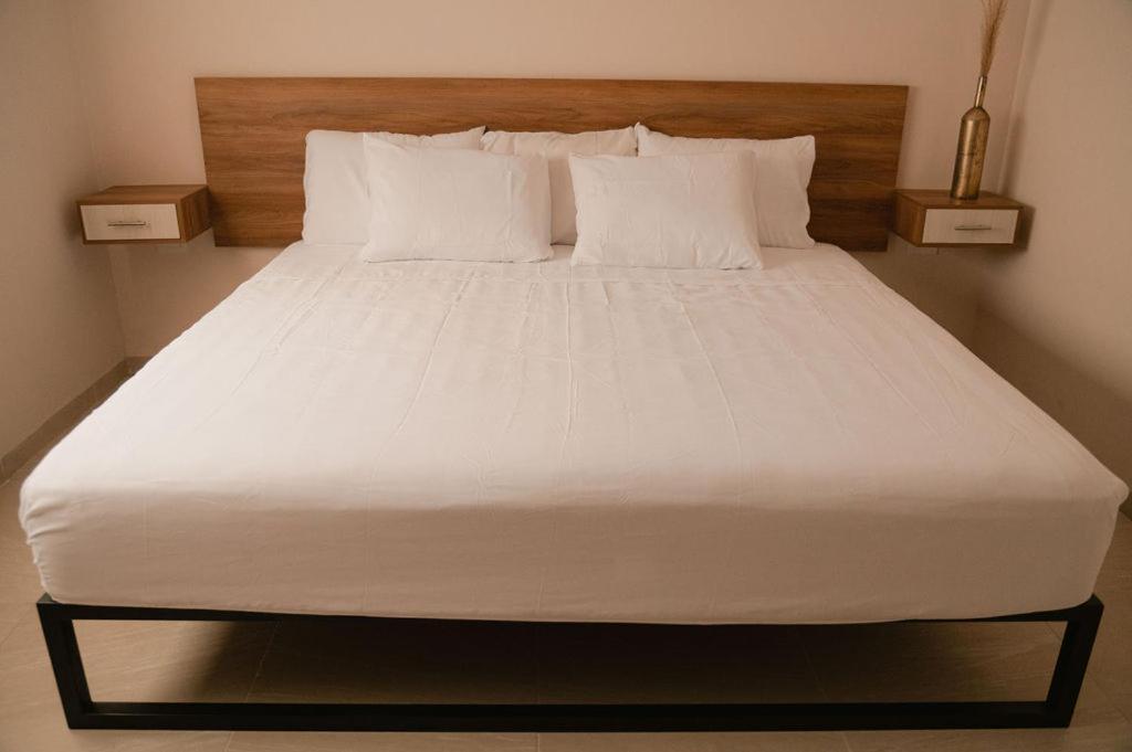 Deluxe Queen Room - Photo 14
