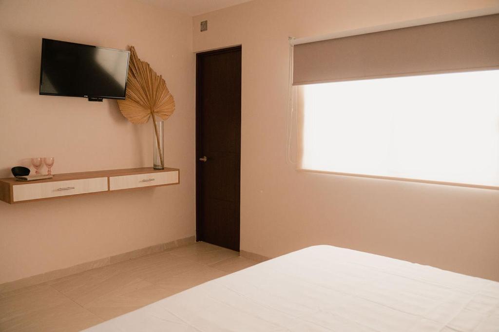 Deluxe Queen Room - Photo 13