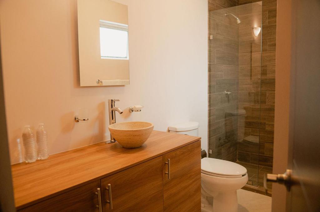 Deluxe Queen Room - Photo 11