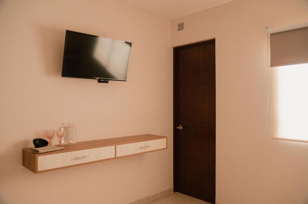 Deluxe Queen Room - Photo 10