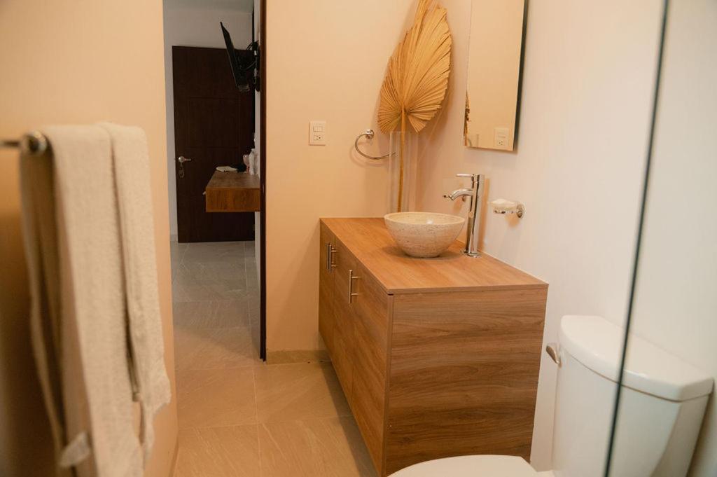 Deluxe Queen Room - Photo 9