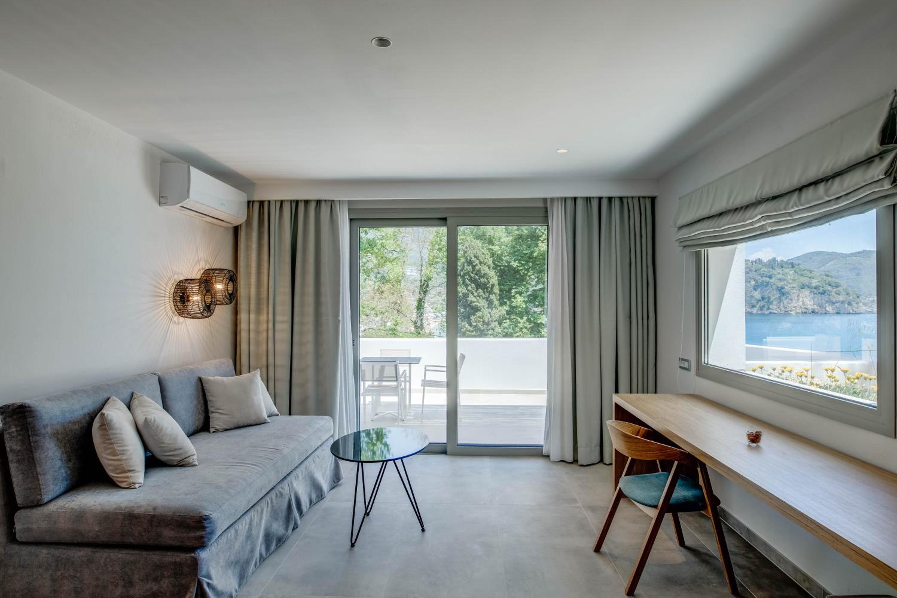 Honeymoon Suite with Sea View photo 2