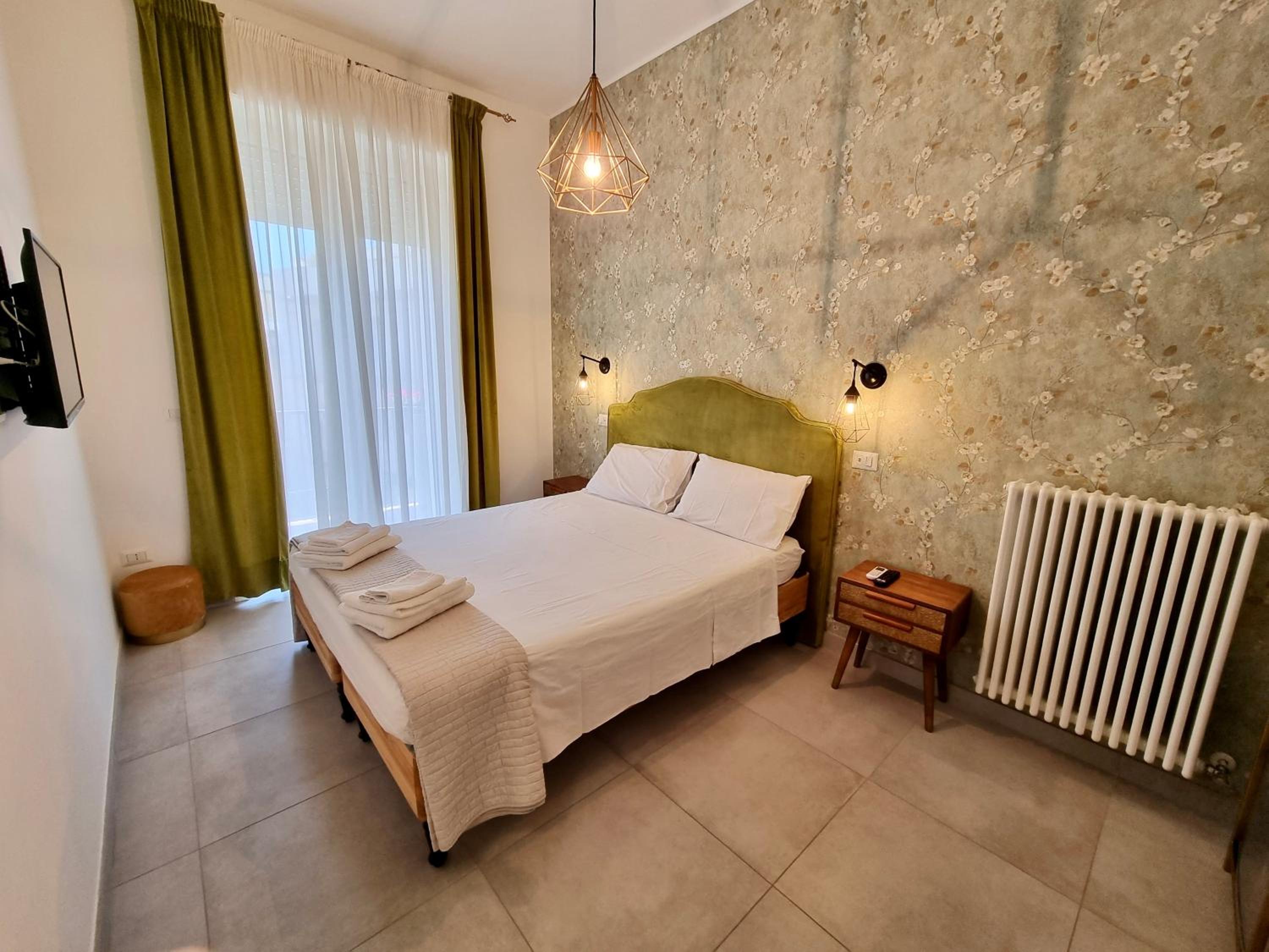 Deluxe Double Room with Balcony - Photo 8