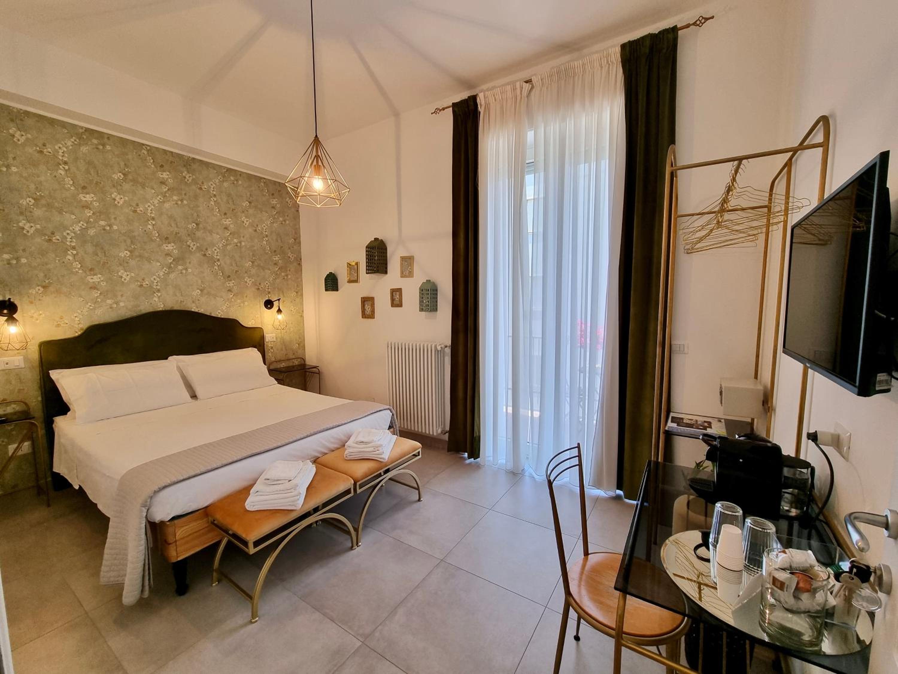 Deluxe Double Room with Balcony - Photo 5
