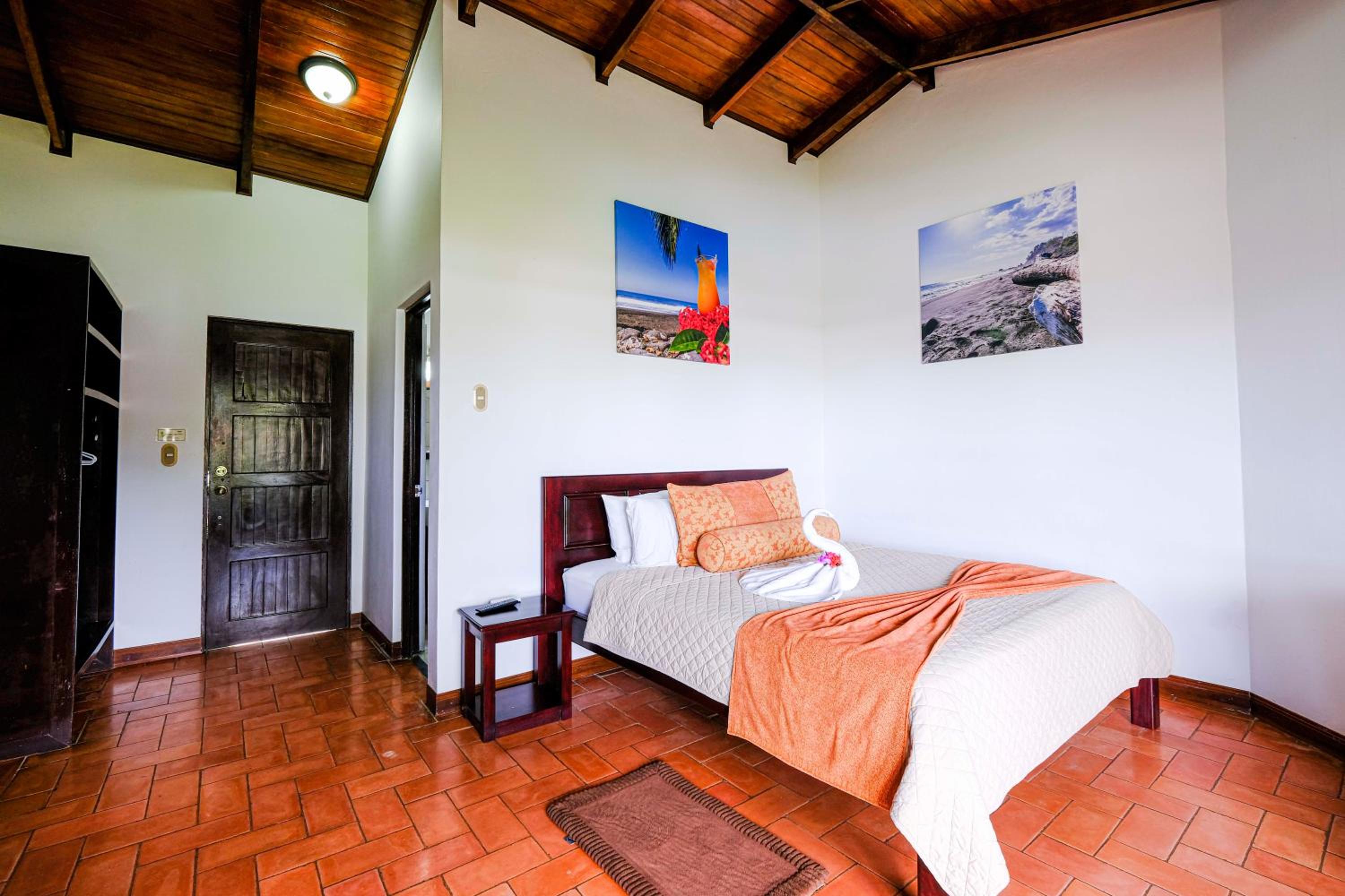Junior Suite with Pool View - Photo 3