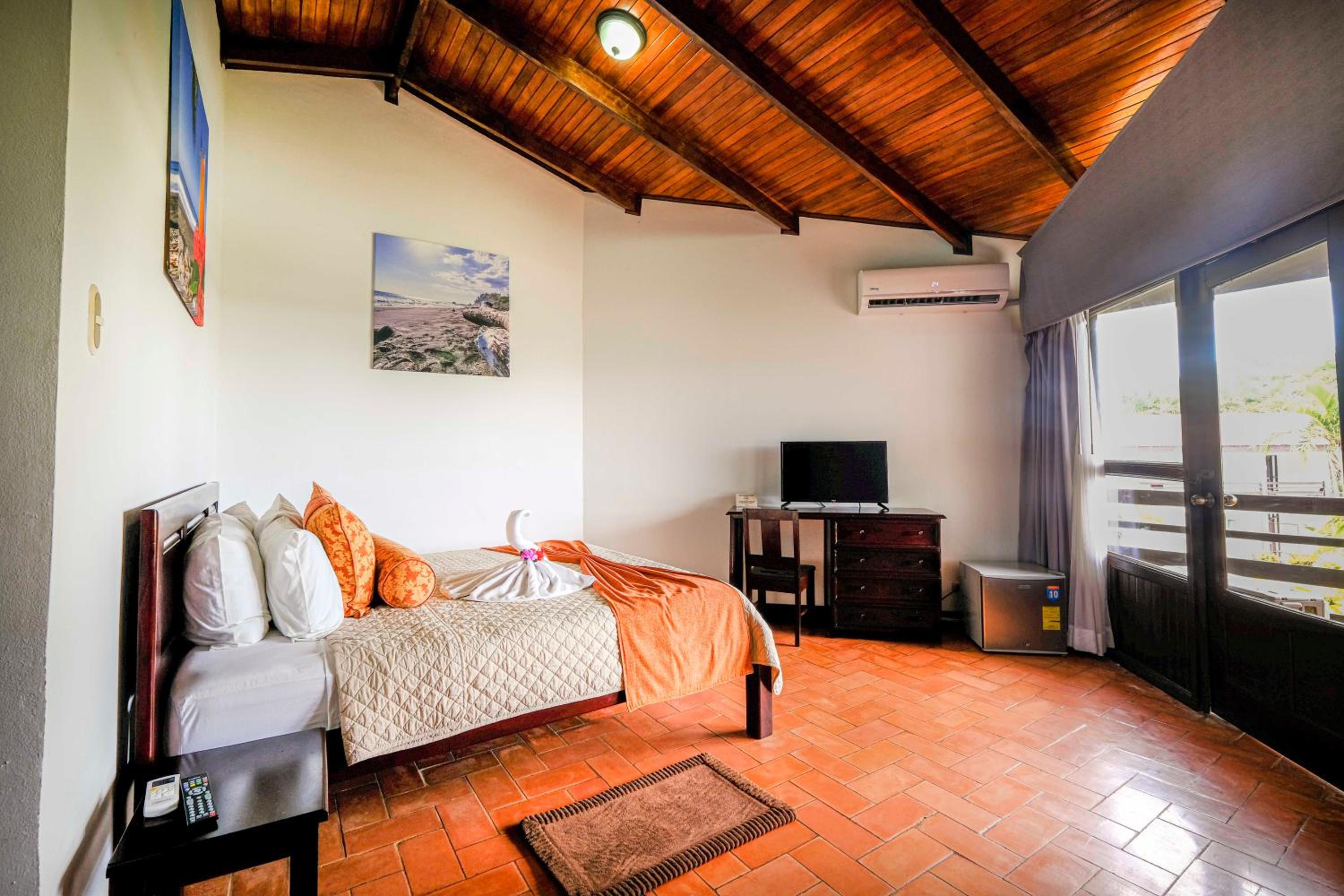 Junior Suite with Pool View - Photo 9