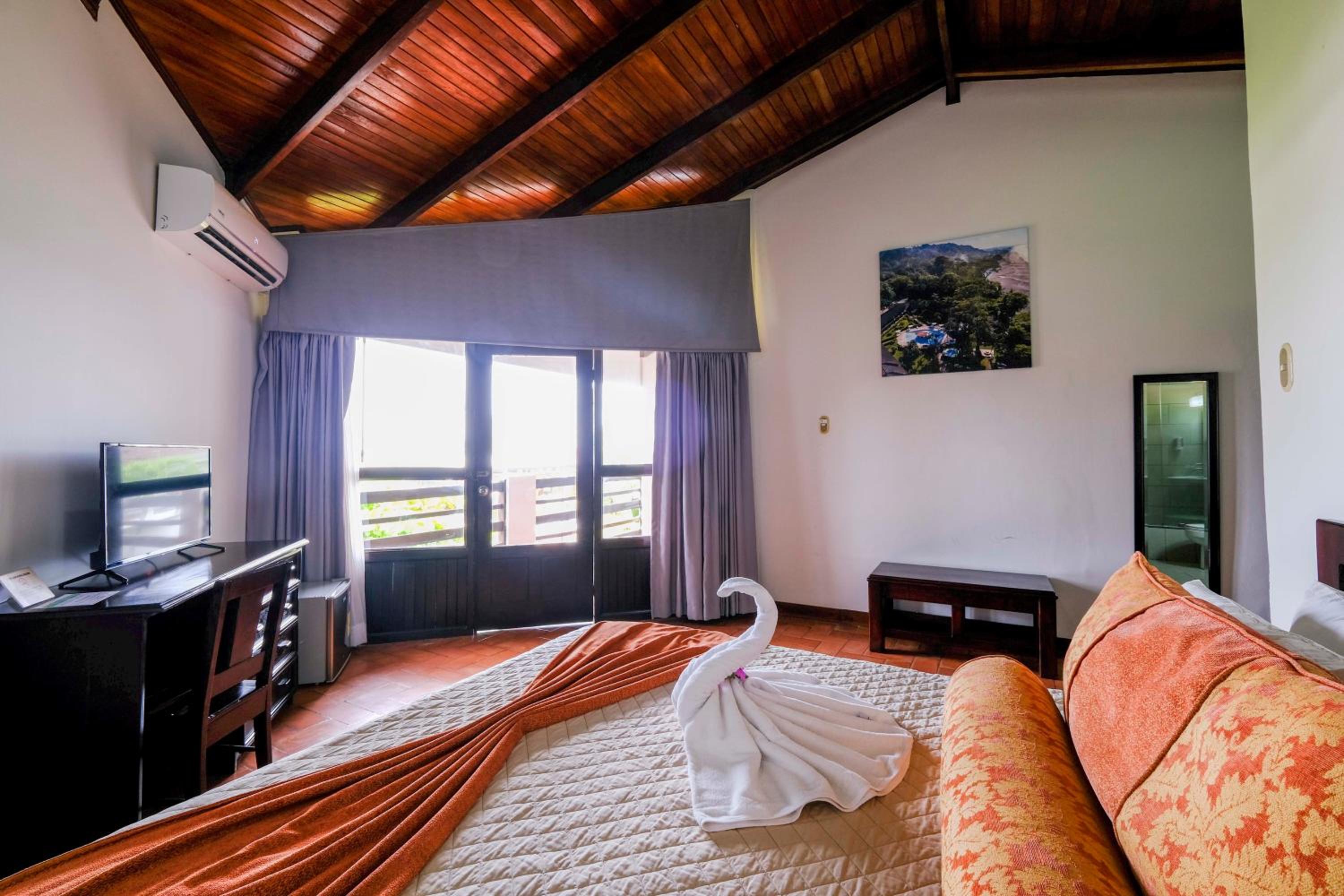Junior Suite with Pool View - Photo 10