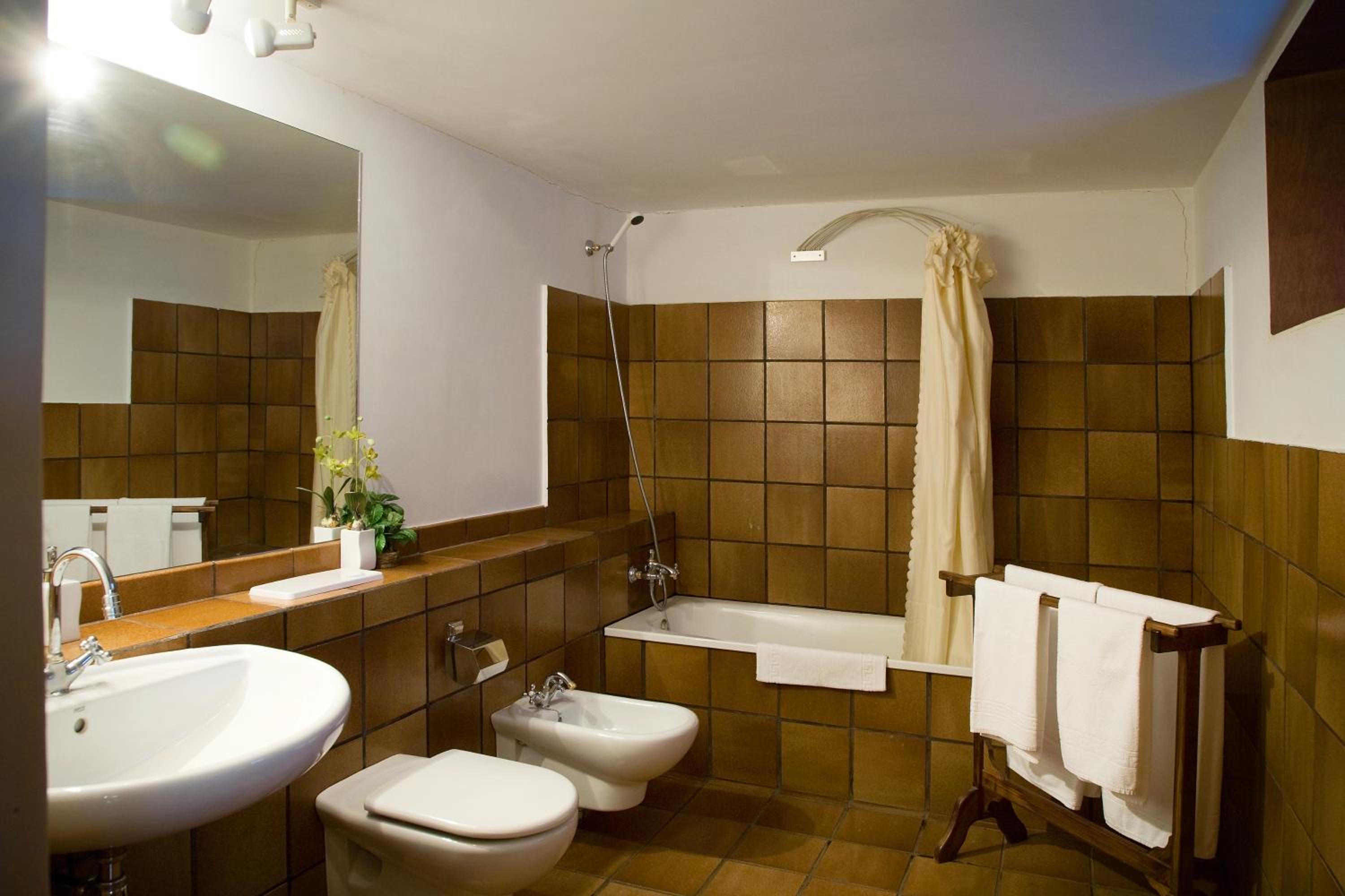 Double or Twin Room with Private Bathroom photo 3