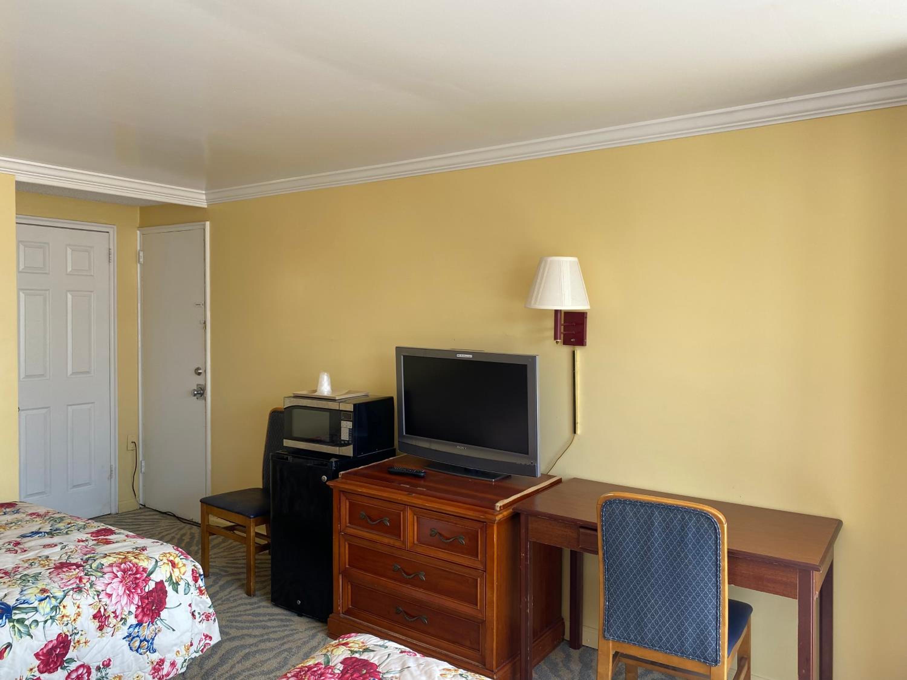 Double Room With Two Double Beds photo 3