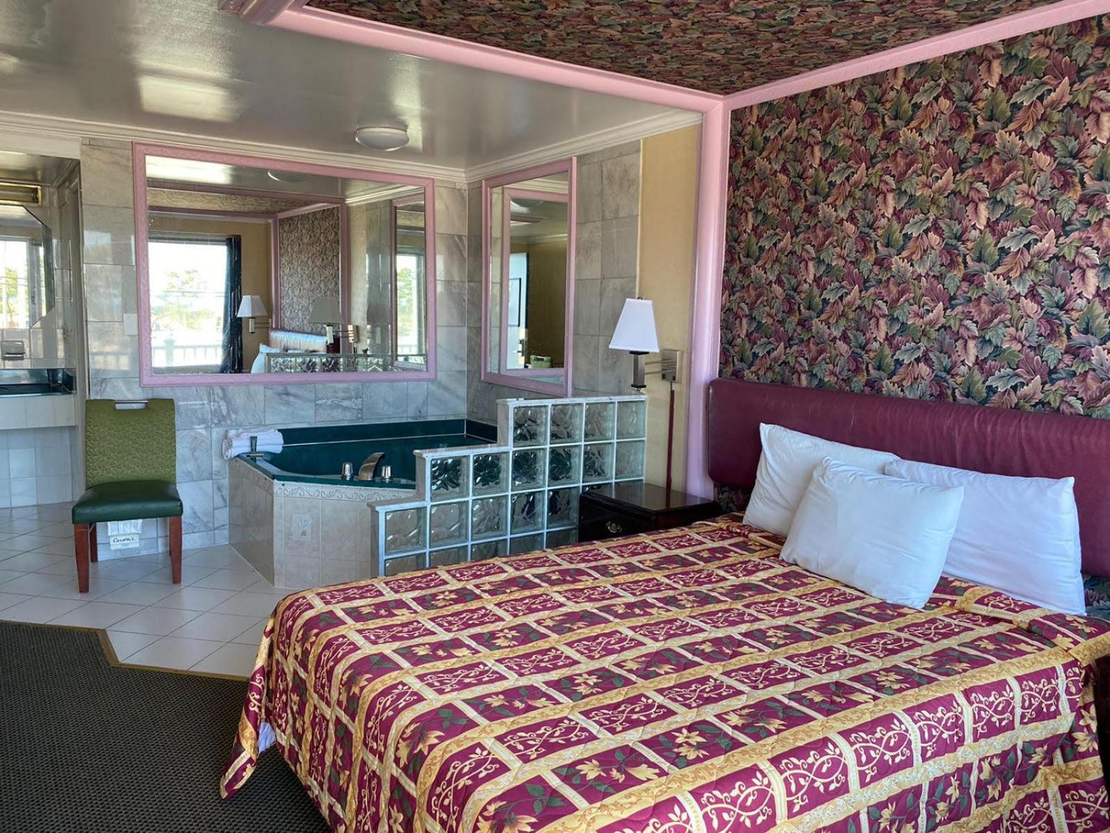 Suite With Hot Tub photo 1