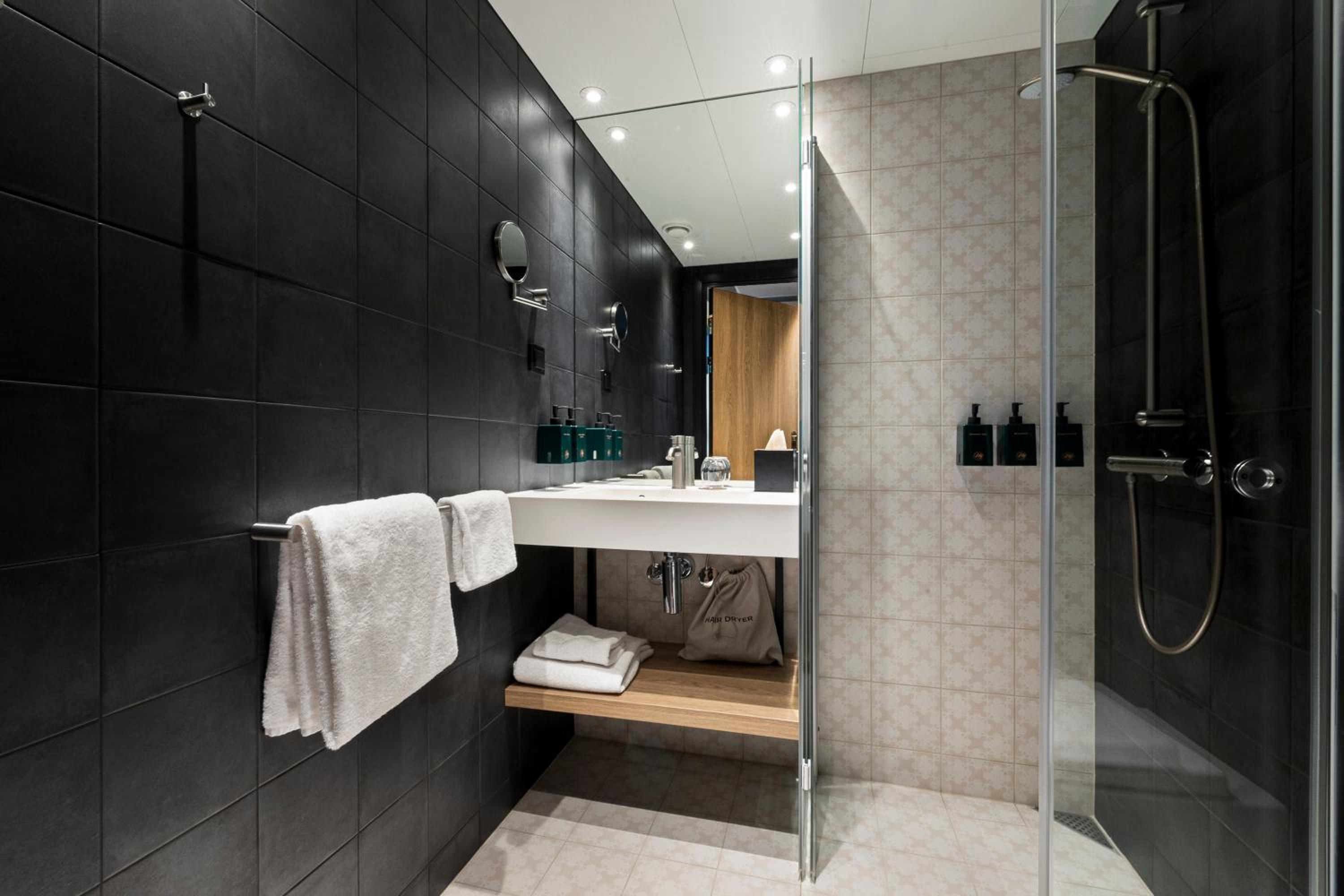 Small Twin Room - Photo 4
