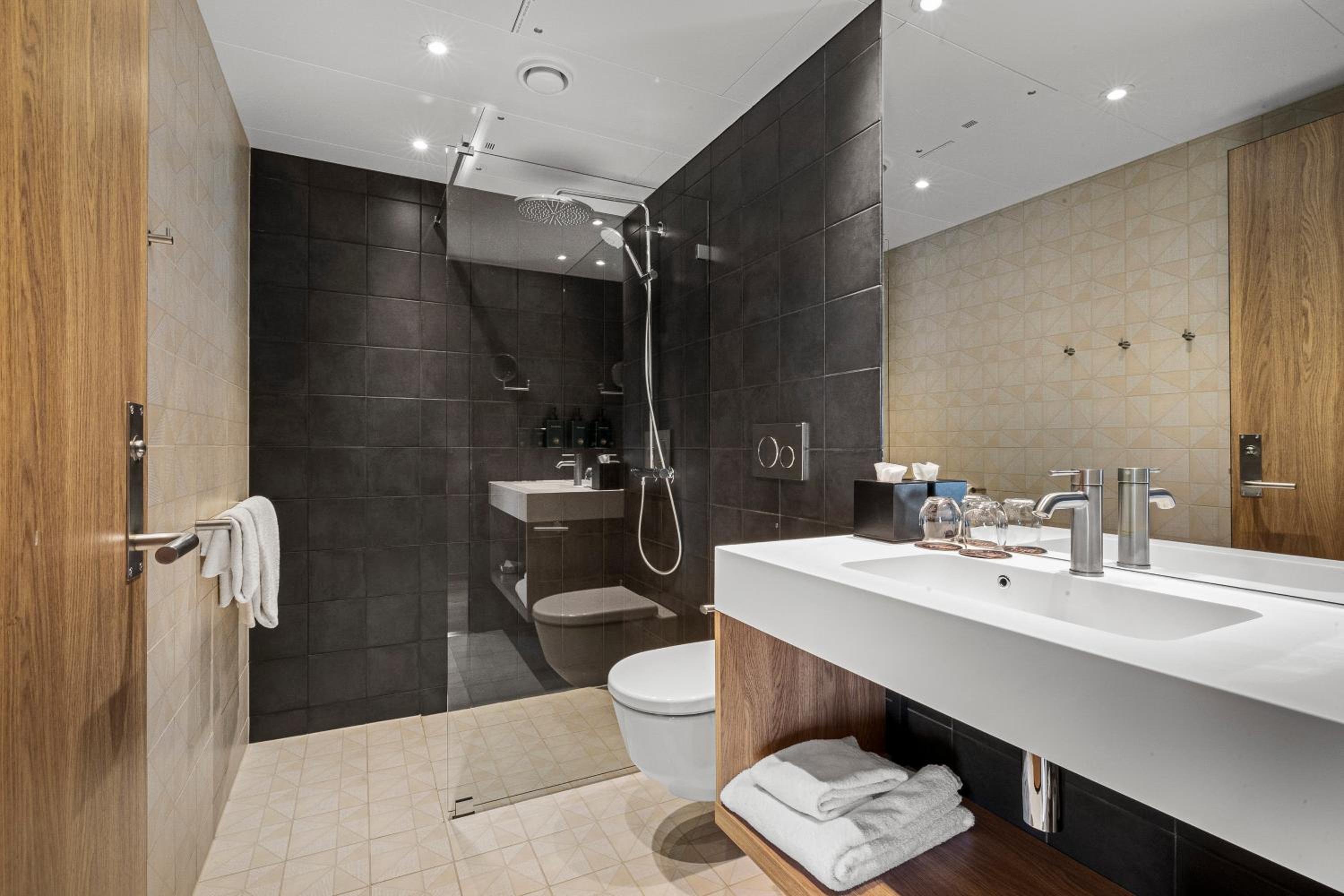 Deluxe King Room - Photo 5