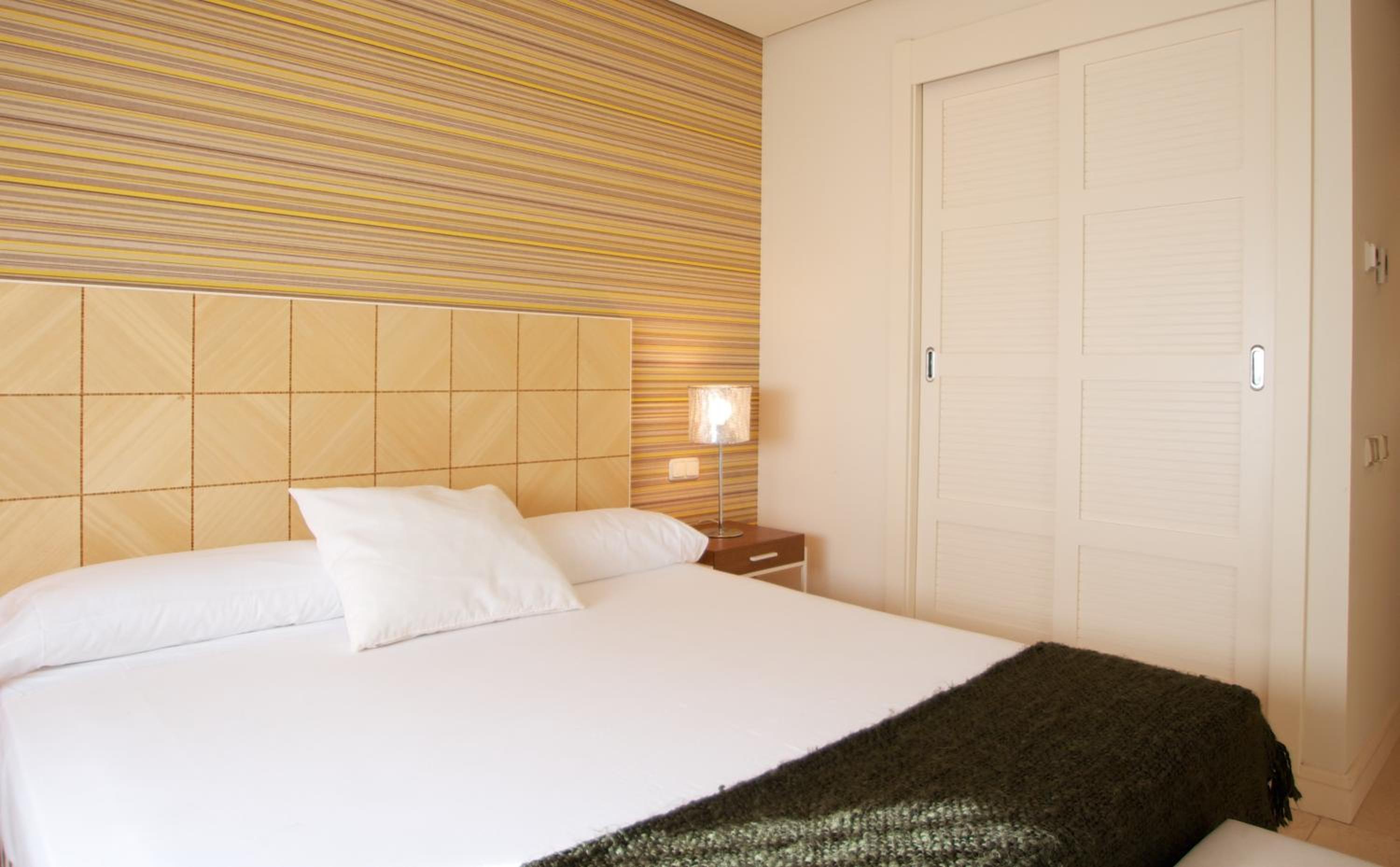 Apartamento de lujo de tres dormitorios con tres baños.