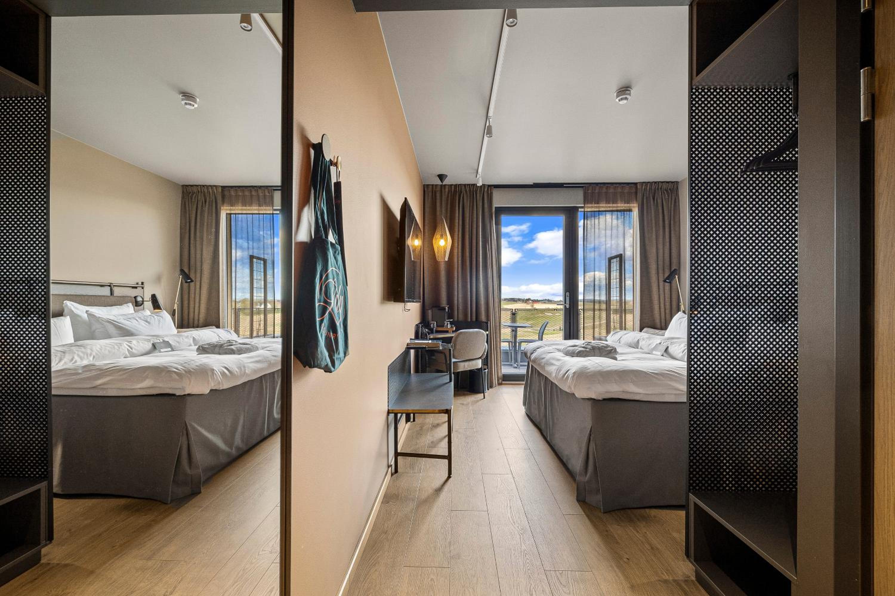 King Room with Balcony - Photo 5