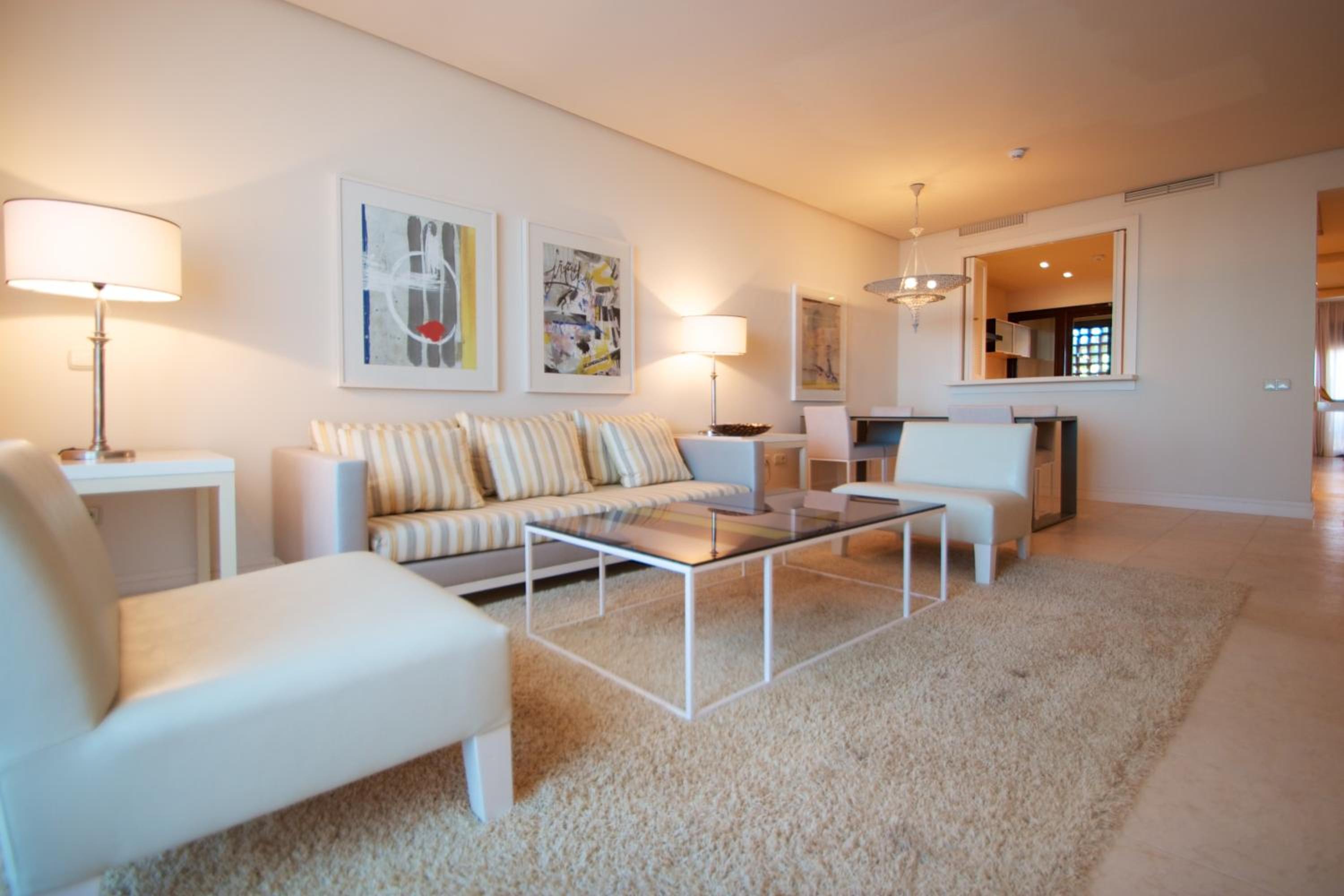 Apartamento de lujo de dos habitaciones con bañera de hidromasaje.
