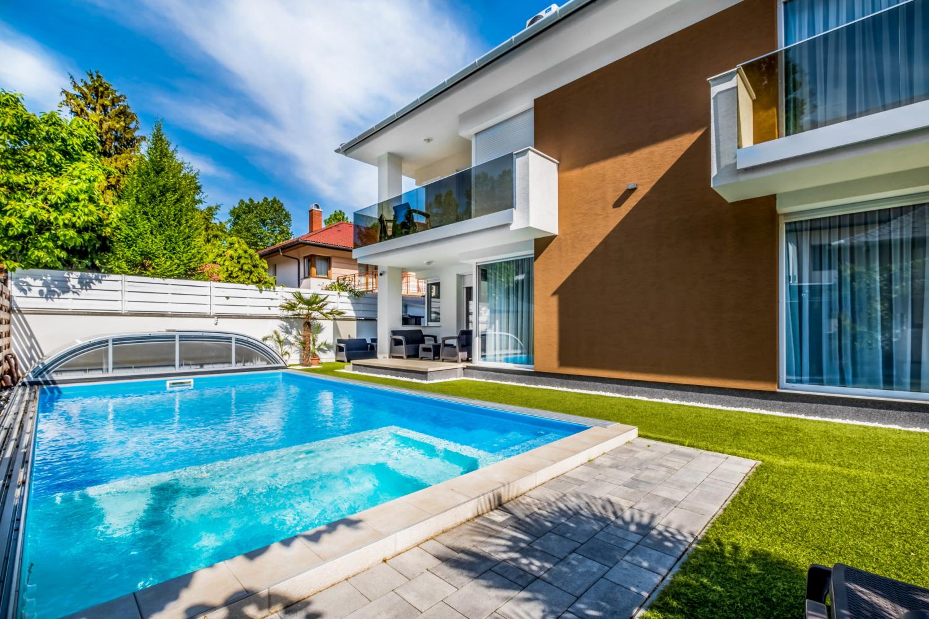 Two-Bedroom Apartment with Pool View photo 2