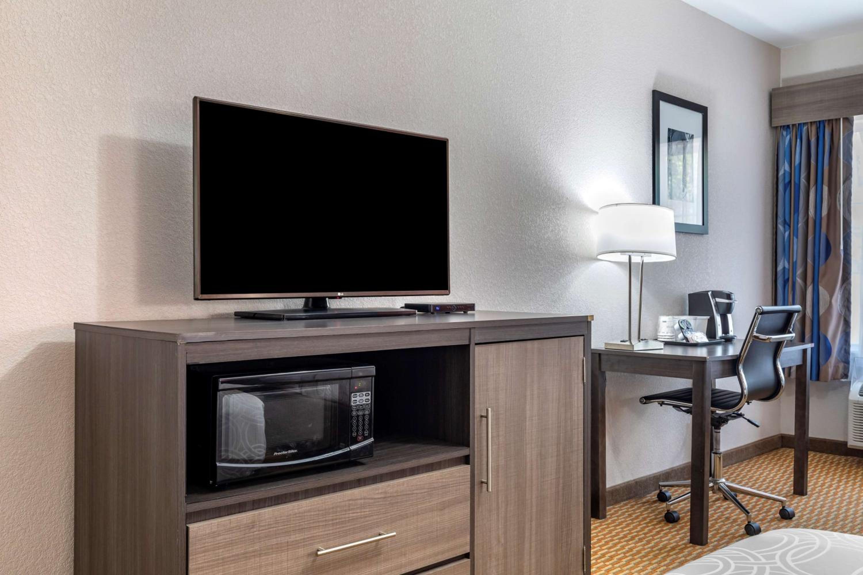 Queen Room with Two Queen Beds and Roll-In Shower - Mobility Access/Non-Smoking - Photo 3