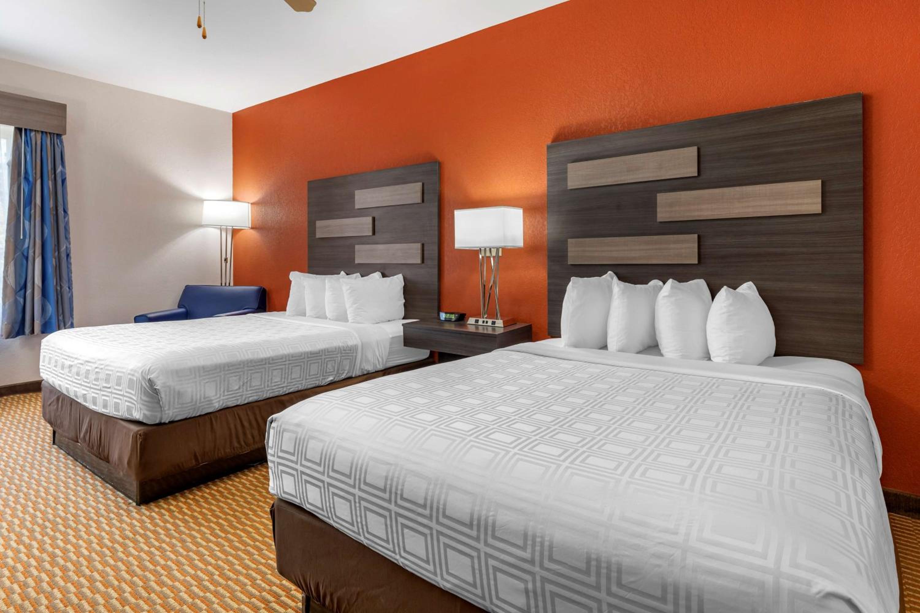 Queen Room with Two Queen Beds - Photo 3