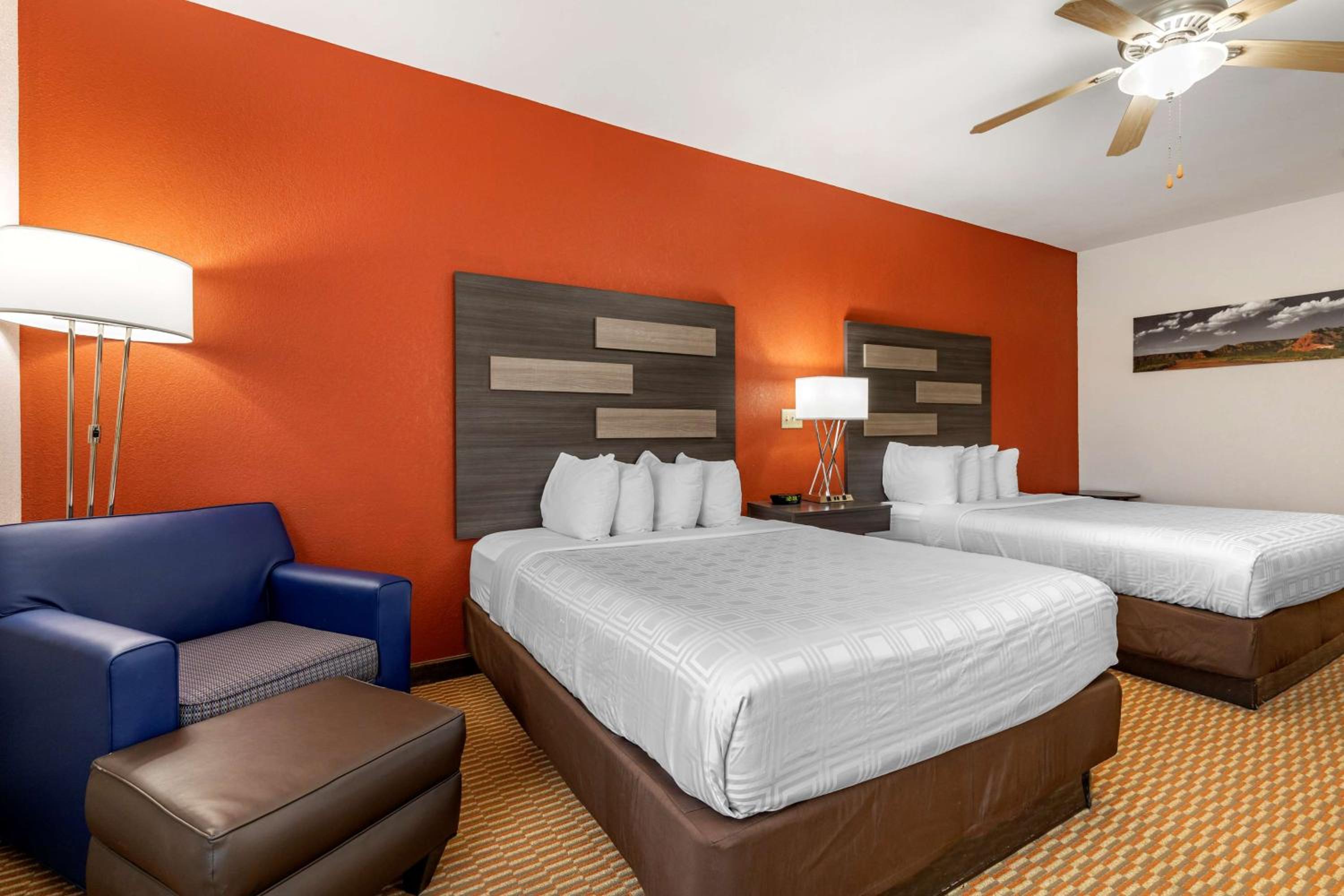 Queen Room with Two Queen Beds - Photo 4