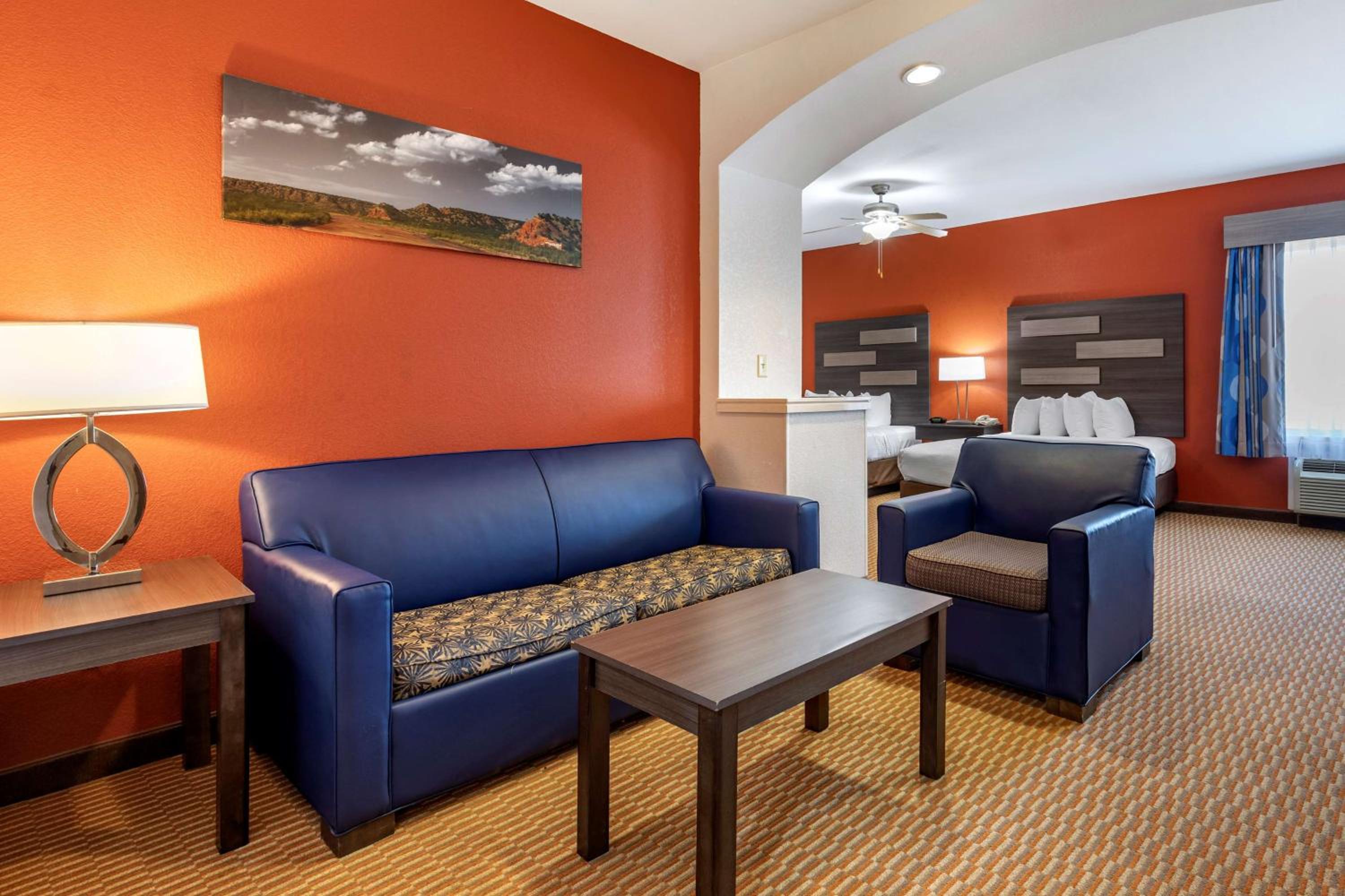 Queen Suite with Two Queen Beds - Non-Smoking - Photo 1