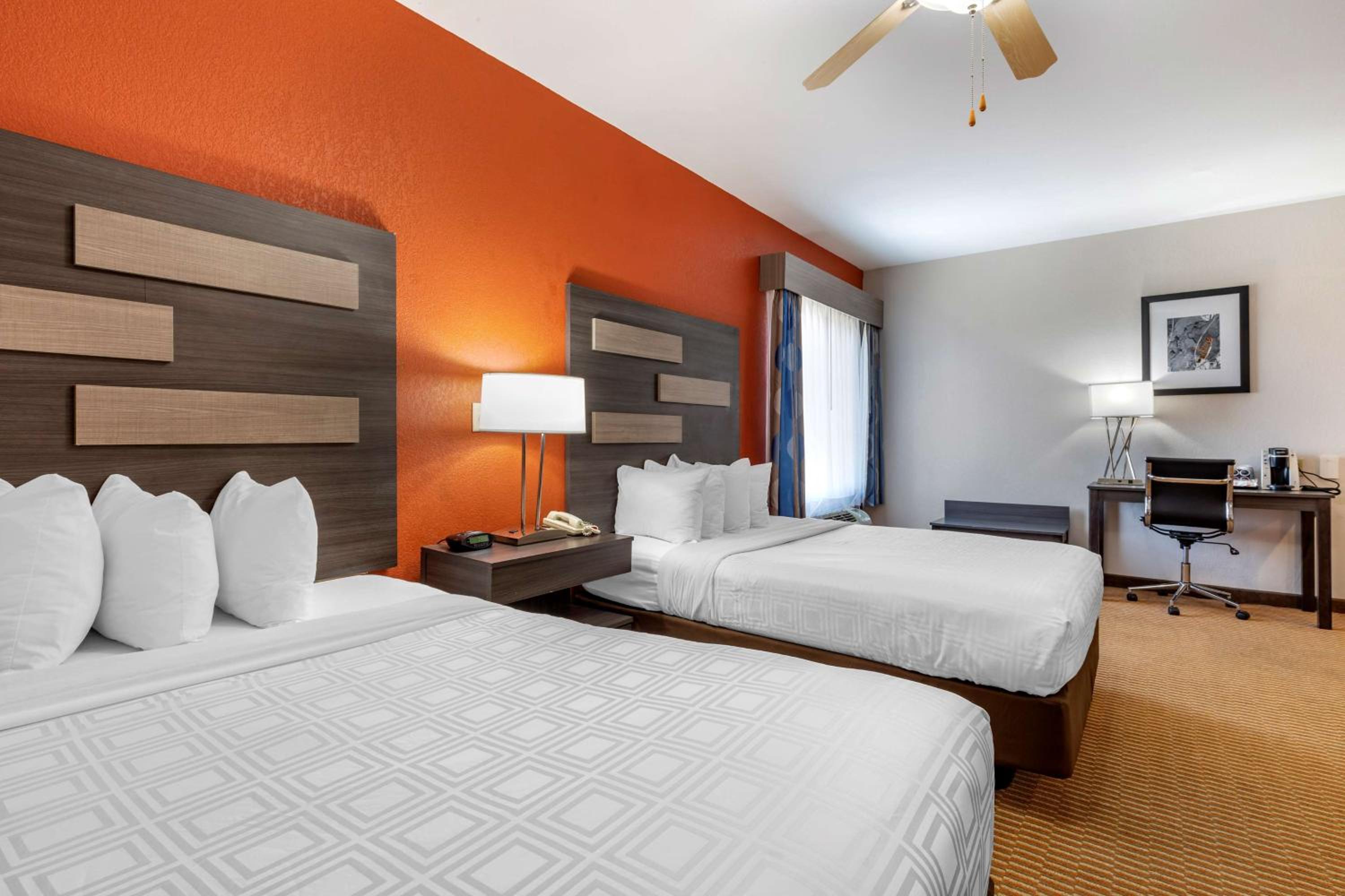 Queen Suite with Two Queen Beds - Non-Smoking - Photo 4
