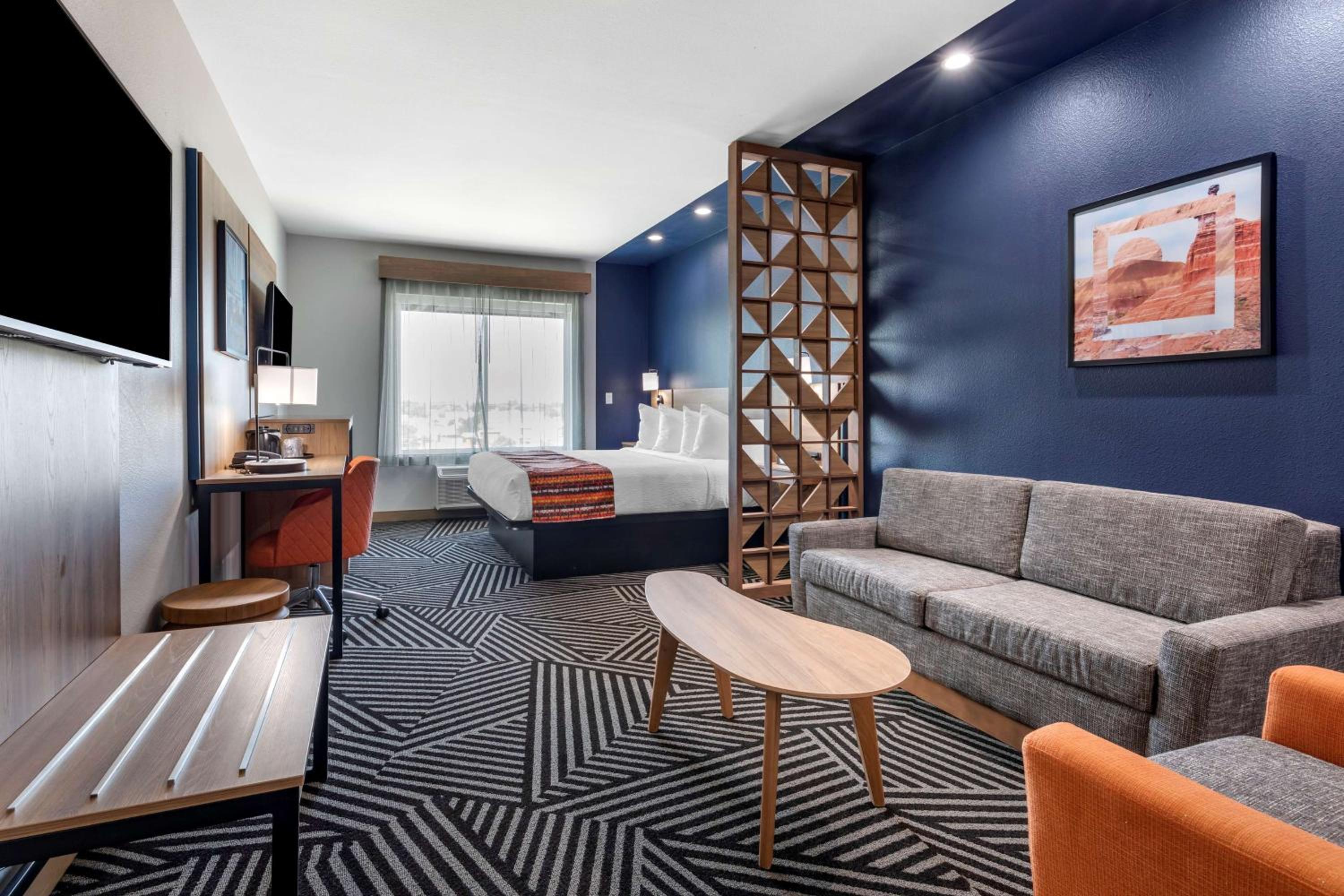 King Suite with Single Sofa Bed - Photo 1