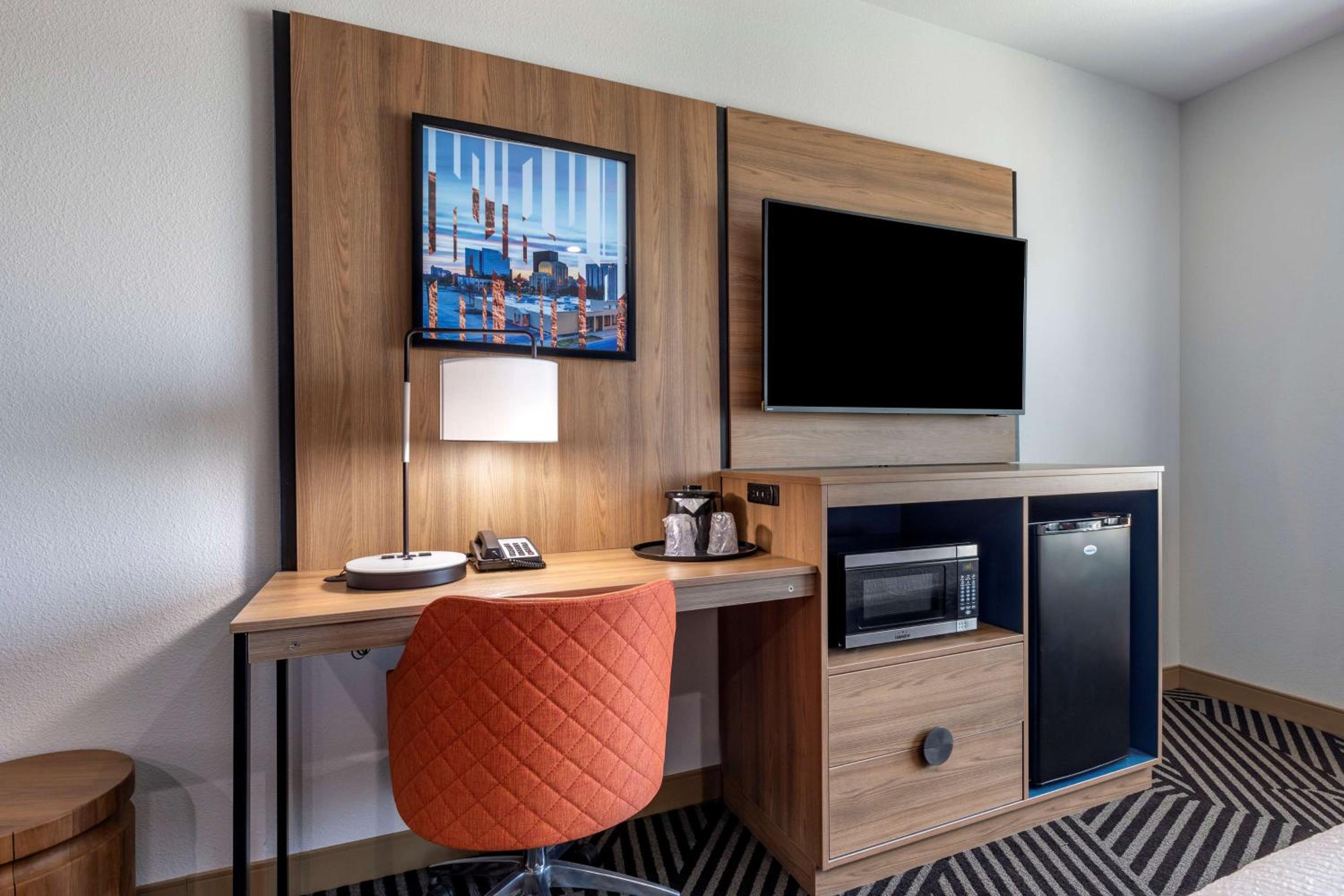 King Suite with Single Sofa Bed - Photo 2