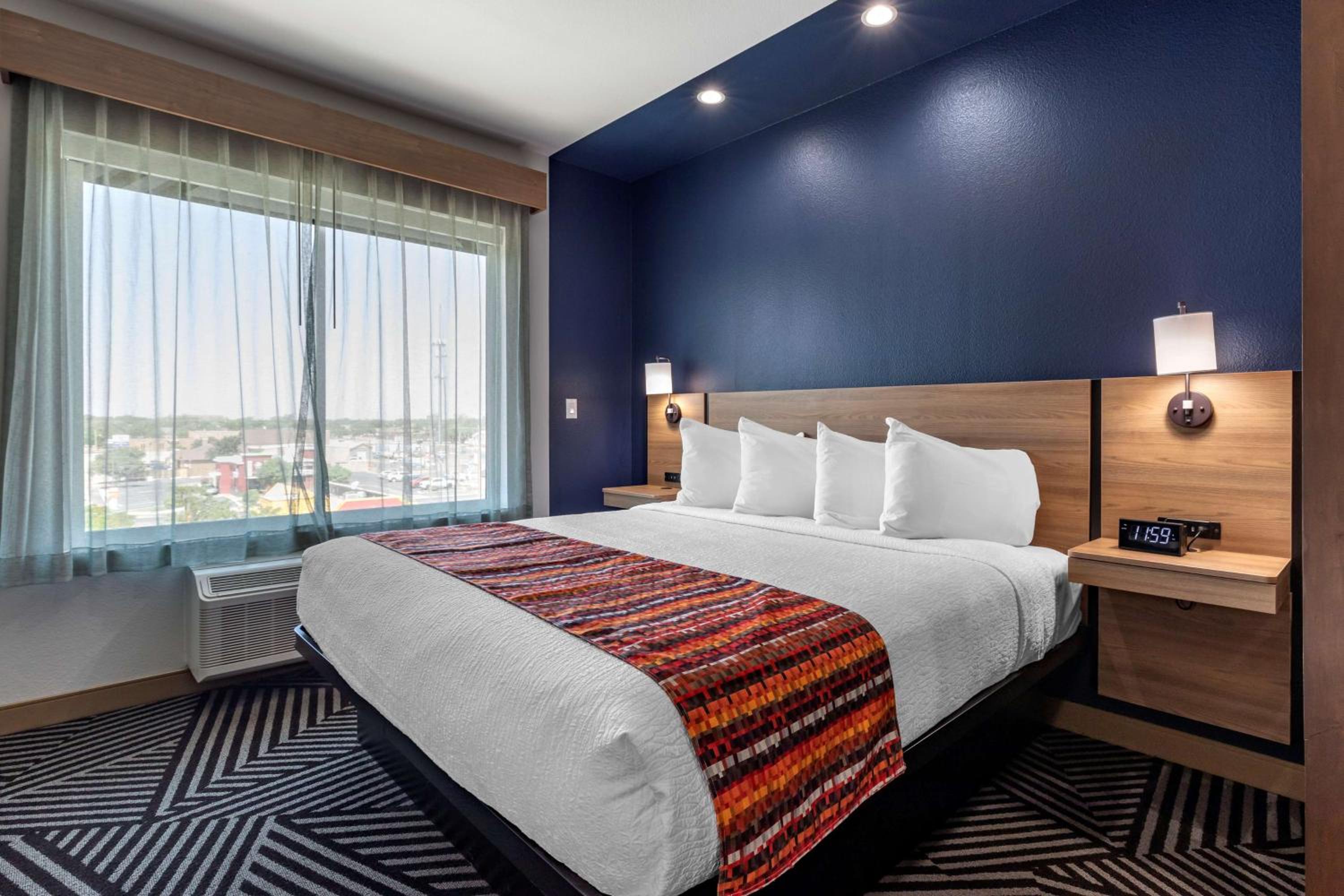 King Suite with Single Sofa Bed - Photo 3
