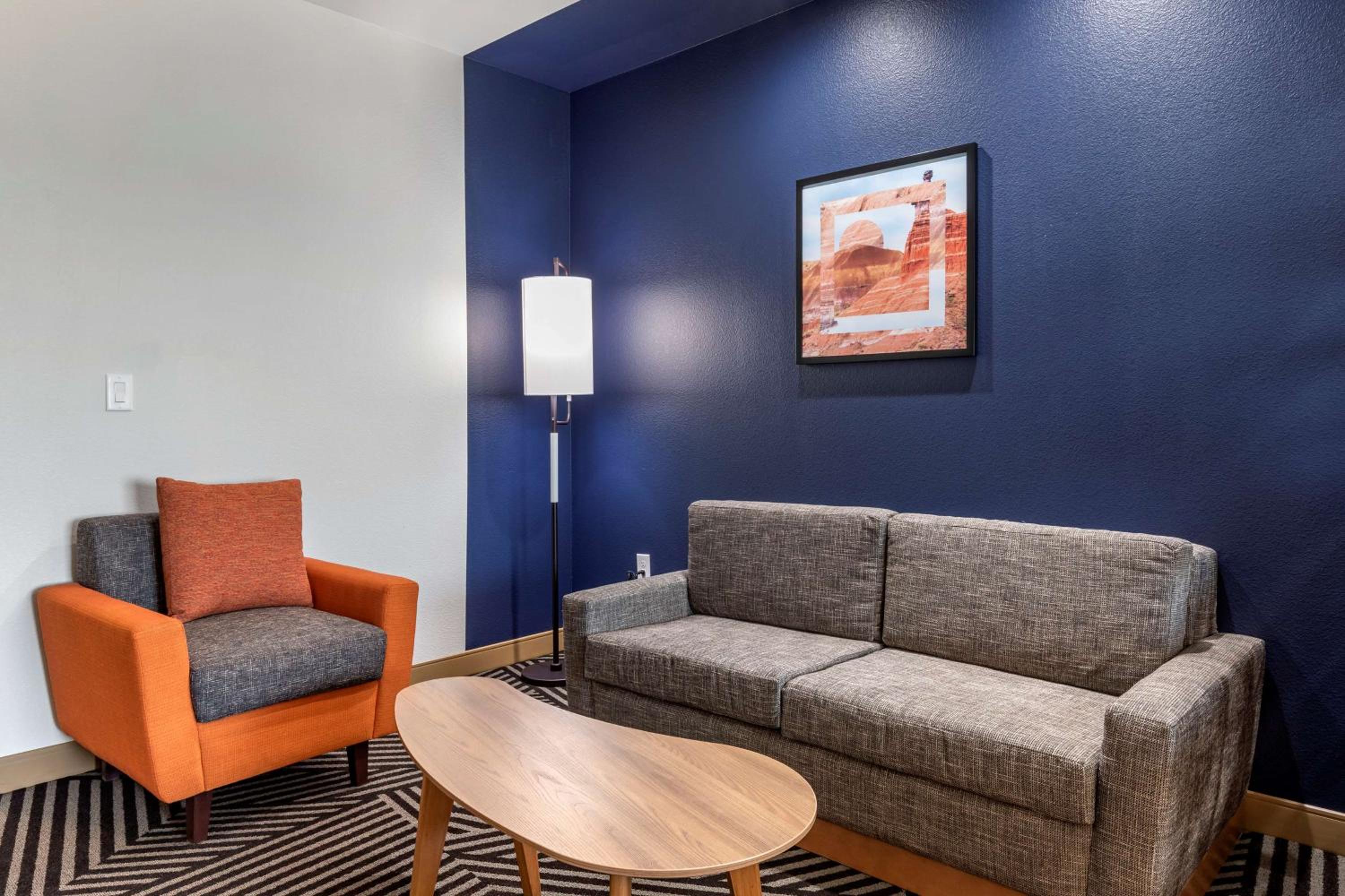 Suite with Two Queen Beds and Single Sofa Bed - Photo 1
