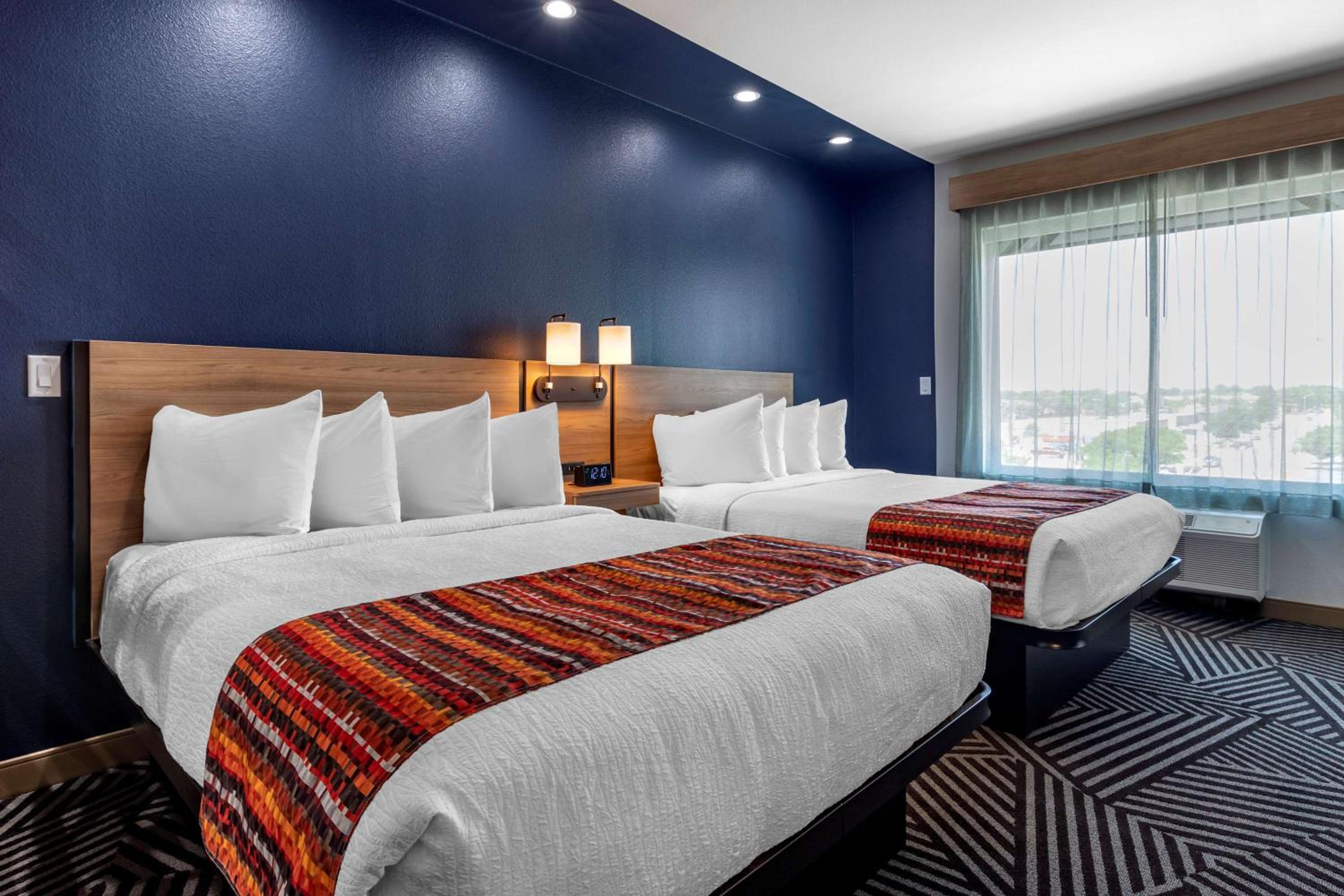 Suite with Two Queen Beds and Single Sofa Bed - Photo 2