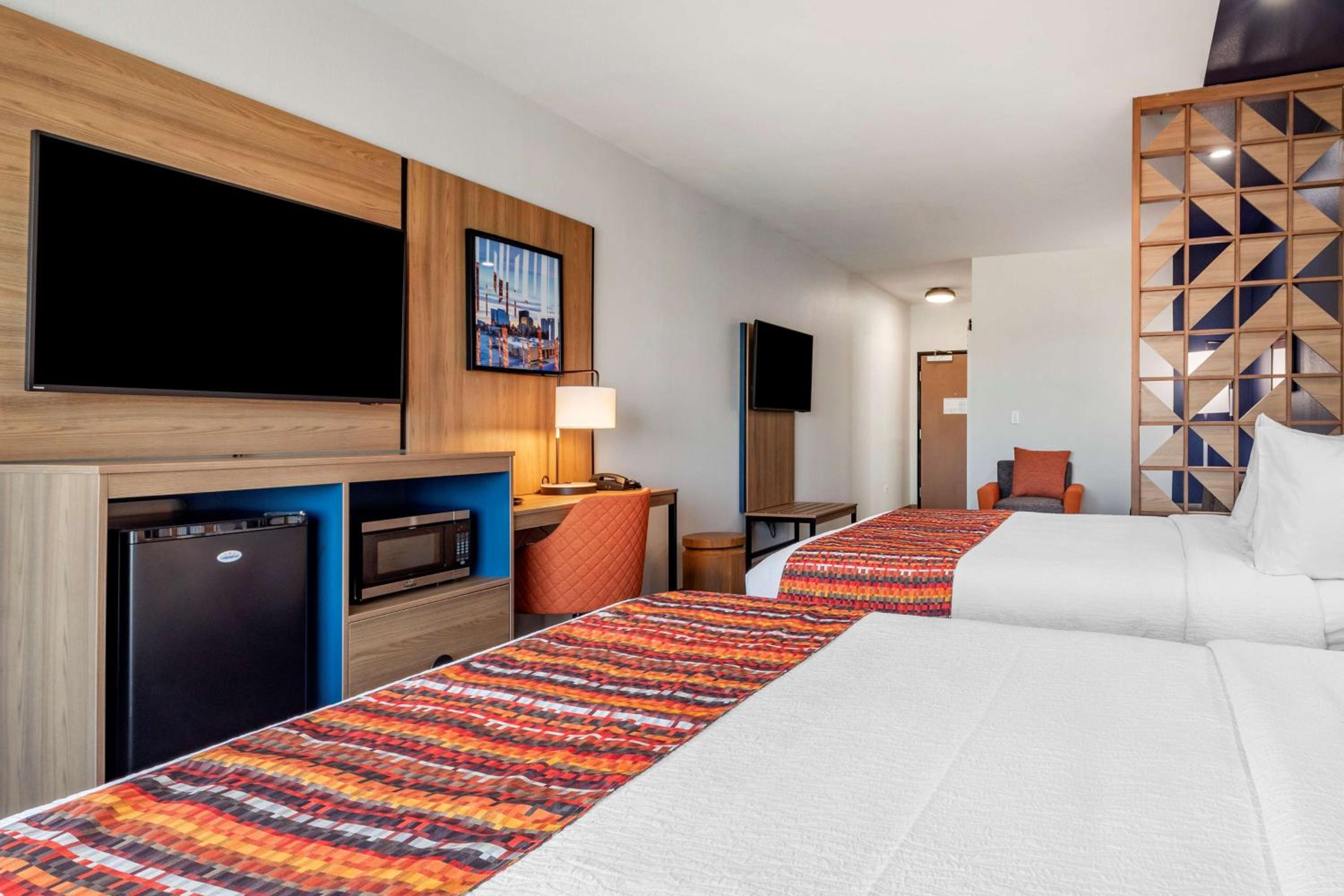 Suite with Two Queen Beds and Single Sofa Bed - Photo 3