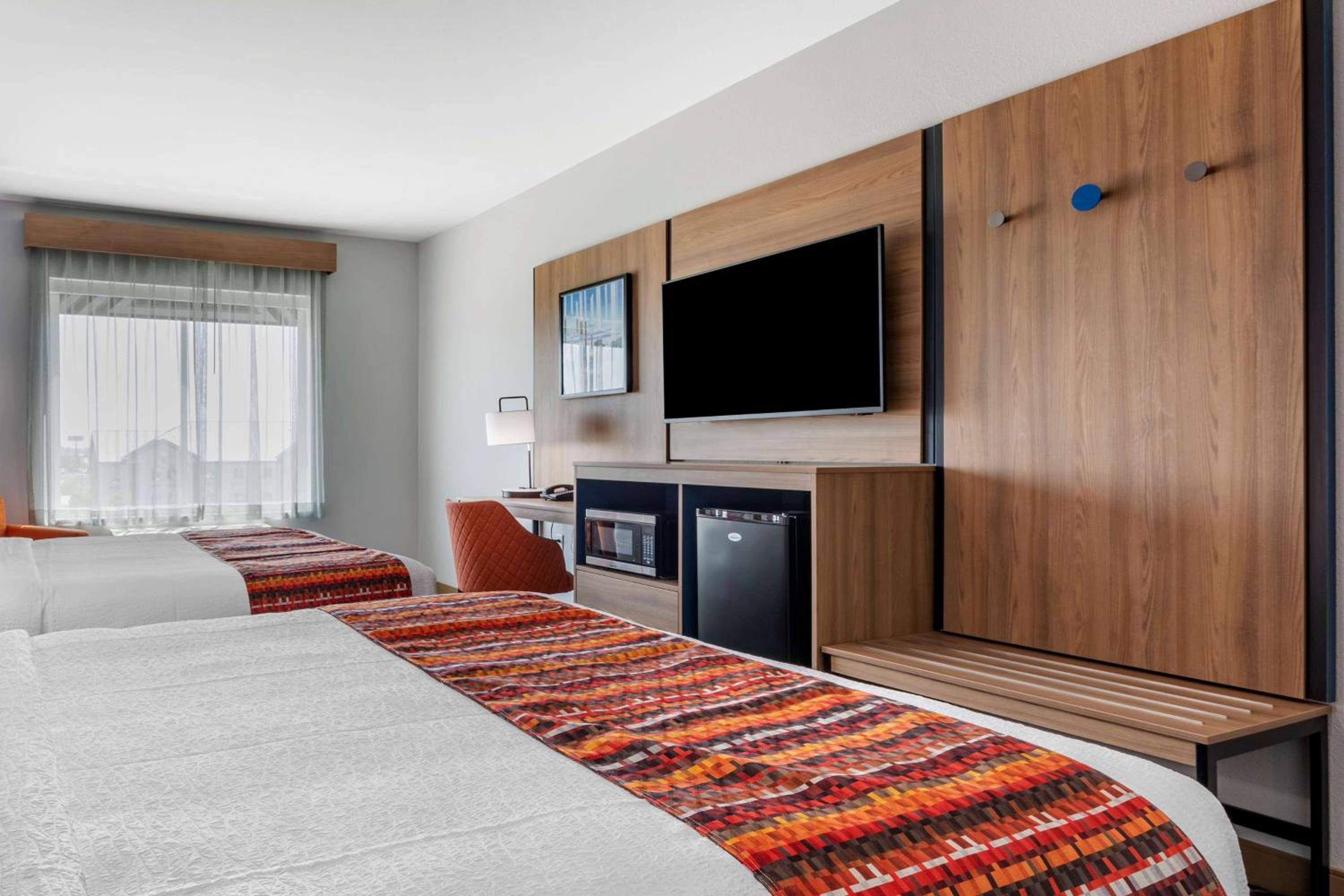 Queen Room with Two Queen Beds - Photo 2