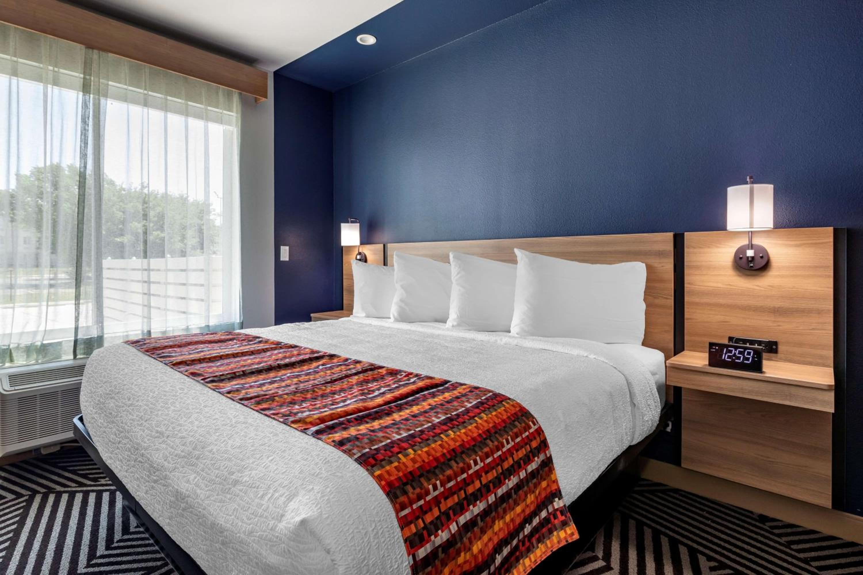 King Suite with Roll-In Shower and Sofa Bed - Disability/Non-Smoking - Photo 3