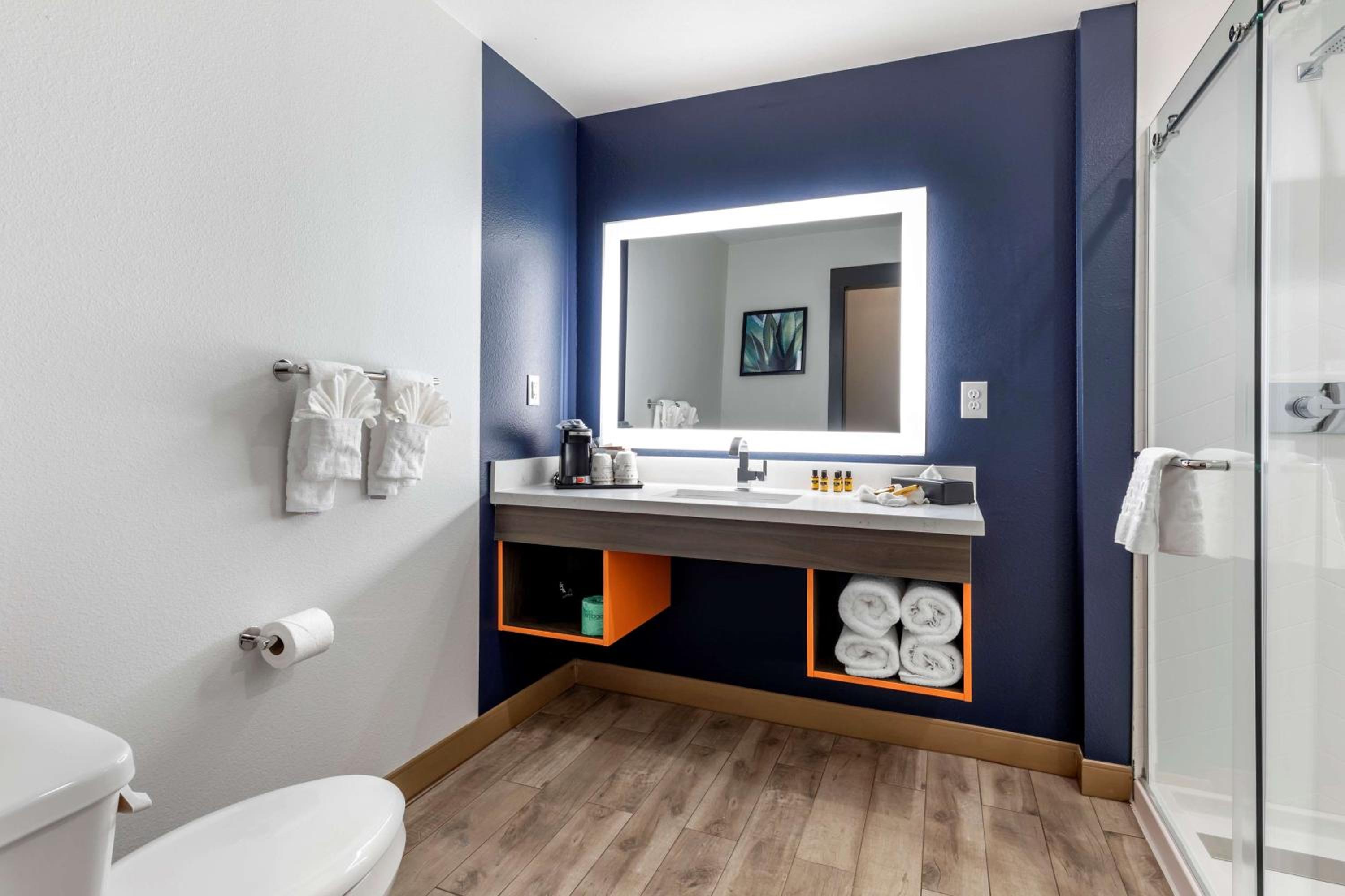 Suite with Two Queen Beds and Single Sofa Bed - Photo 4