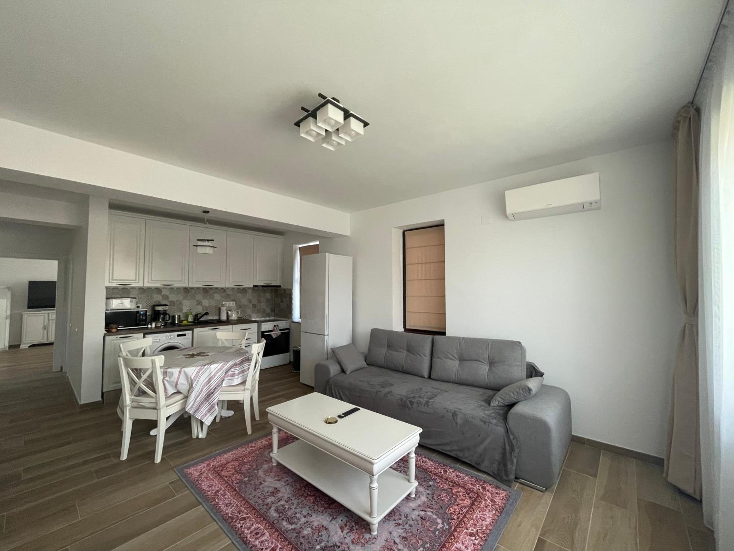 Apartment with Terrace - Photo 5