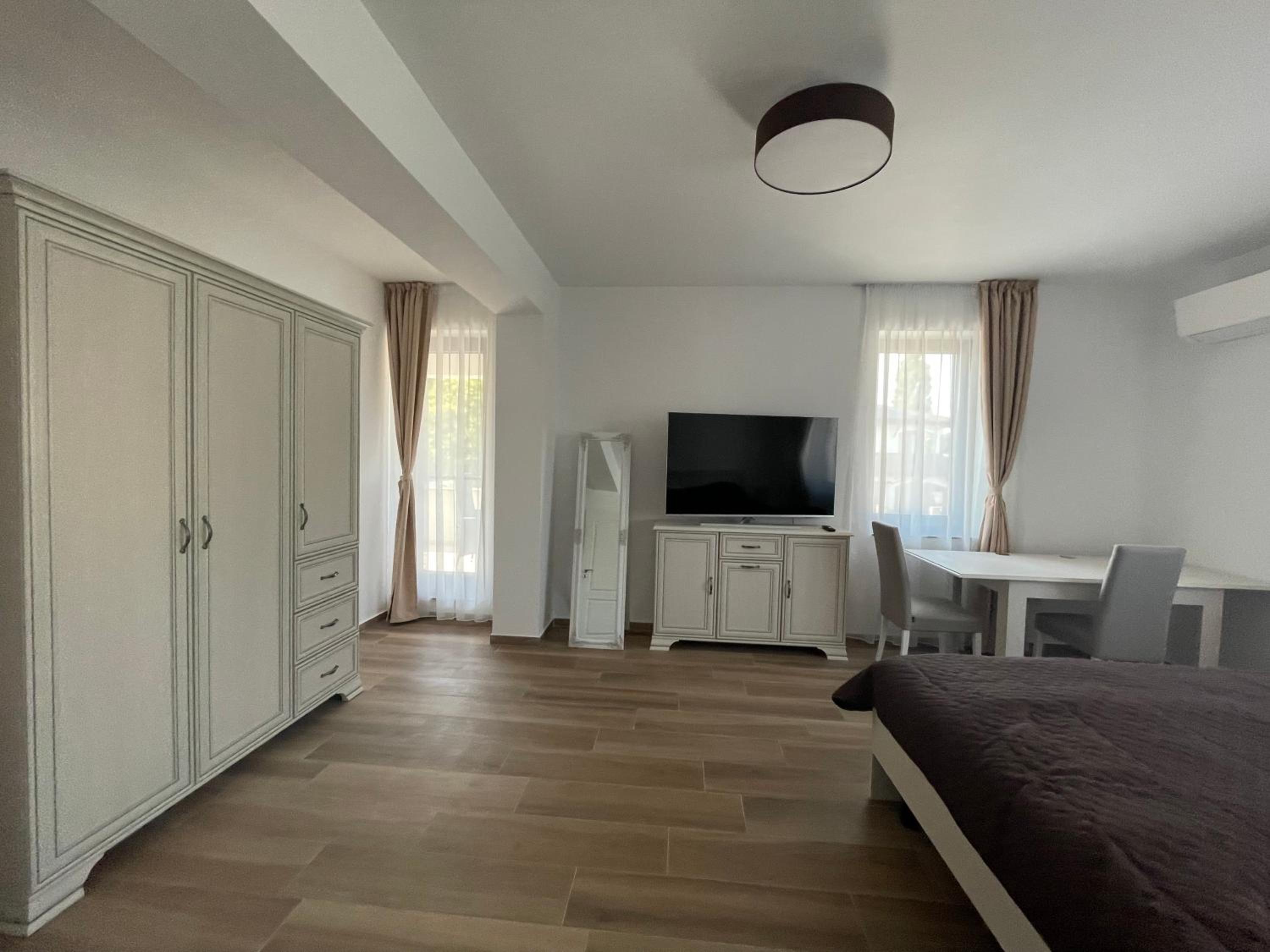 Apartment with Terrace - Photo 2