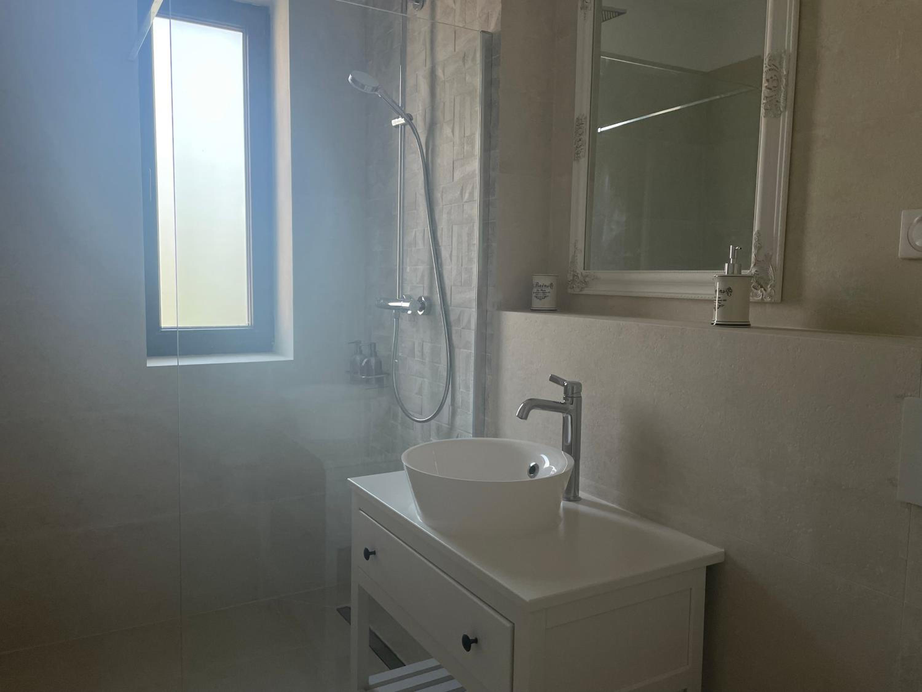 Apartment with Terrace - Photo 14