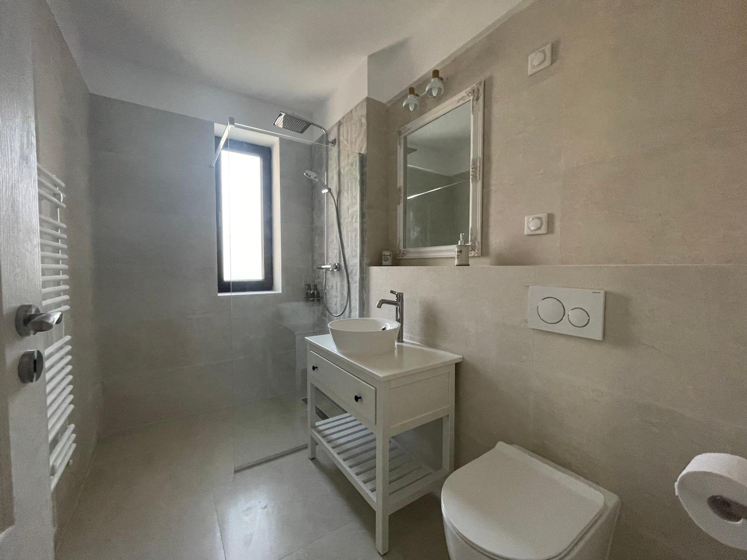 Apartment with Terrace - Photo 6