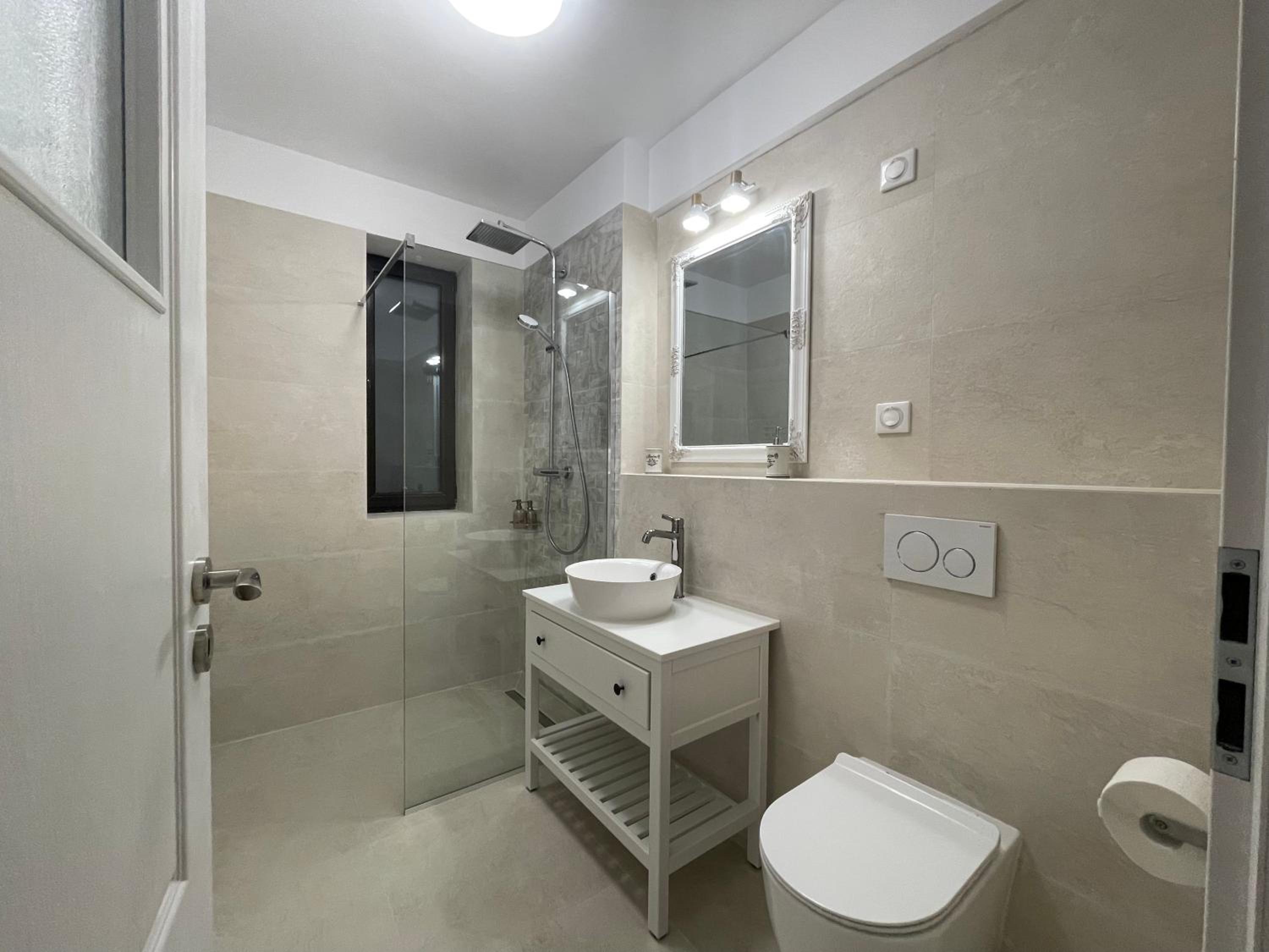 Apartment with Terrace - Photo 25