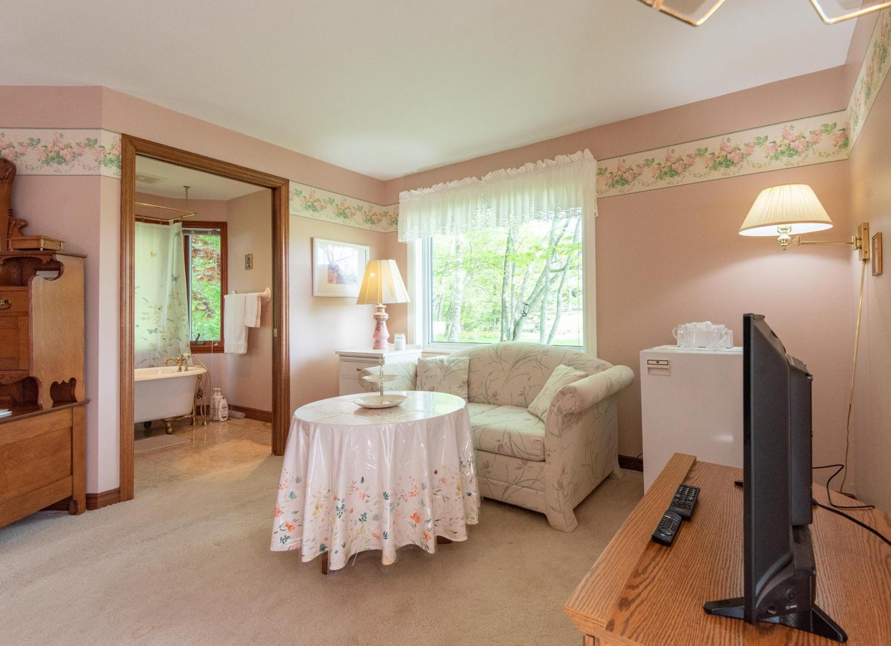Deluxe Double Room with Bath photo 2