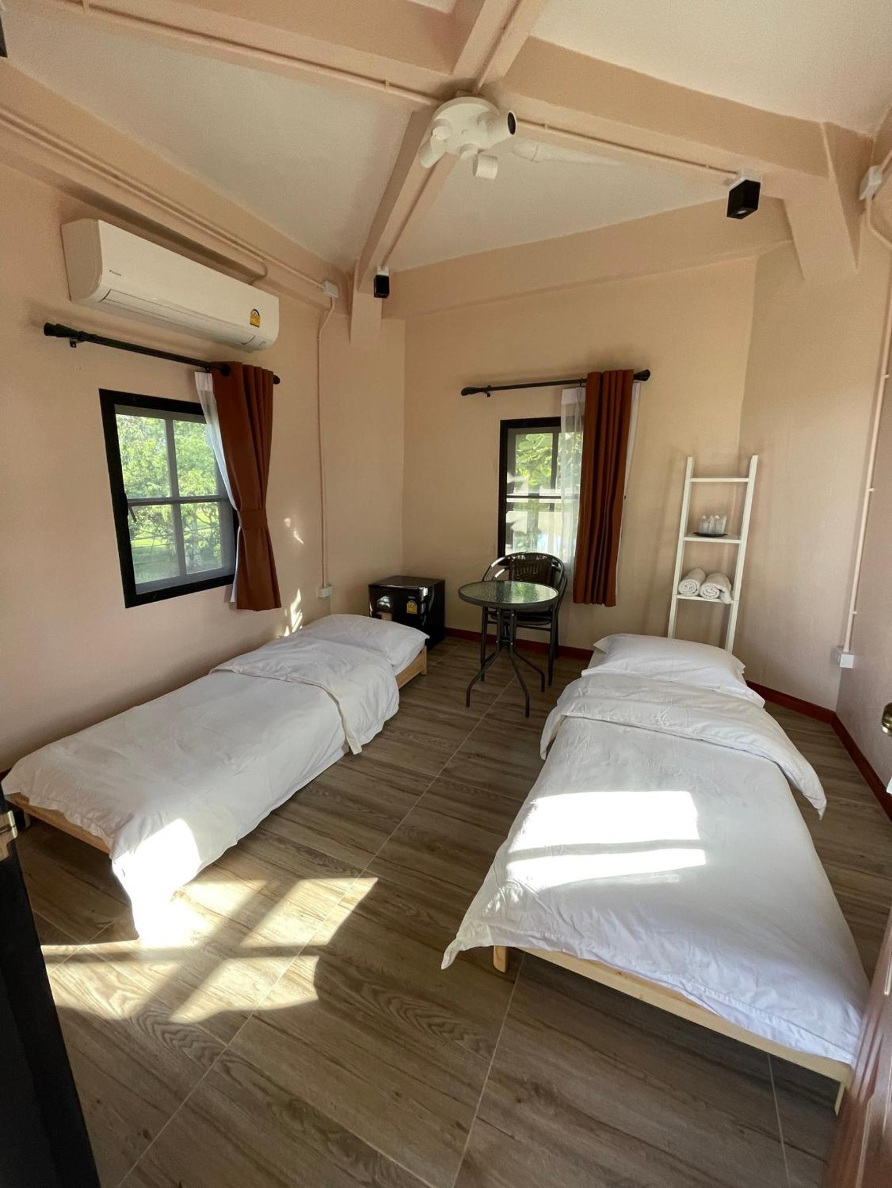 Double Room with Private External Bathroom - Photo 2