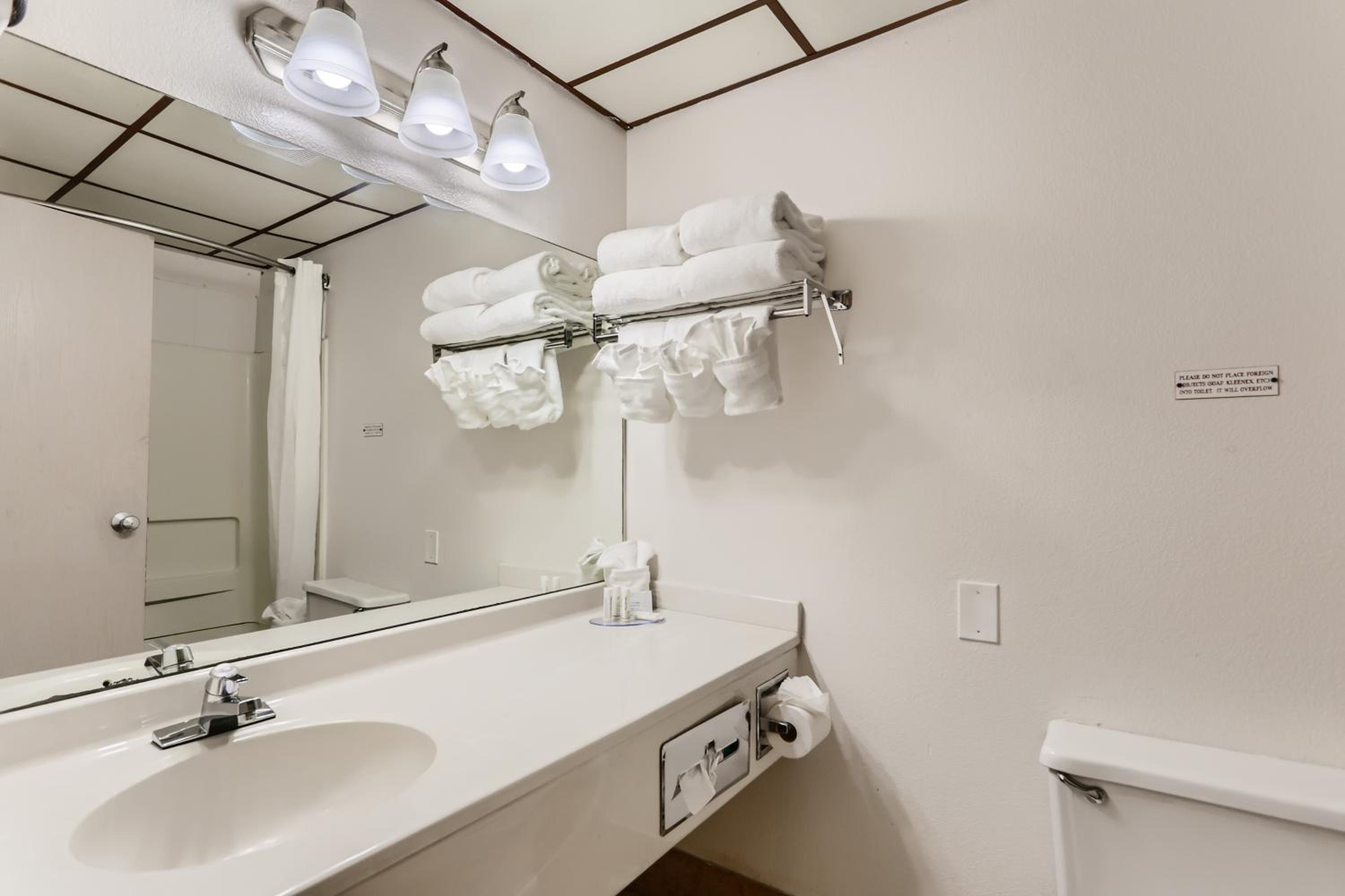 King Room - Non-Smoking - Photo 4
