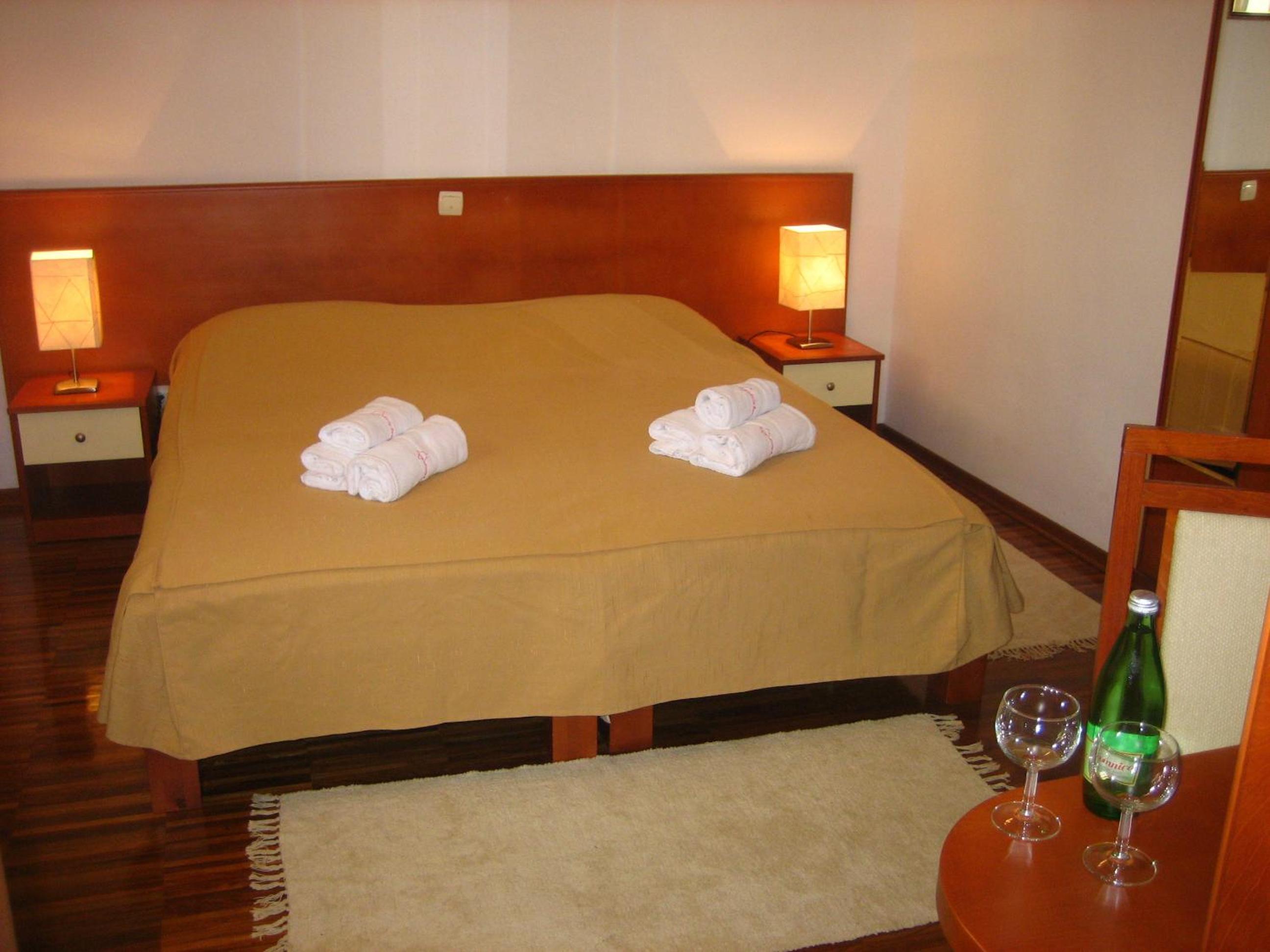 Standard Double or Twin Room - Photo 7