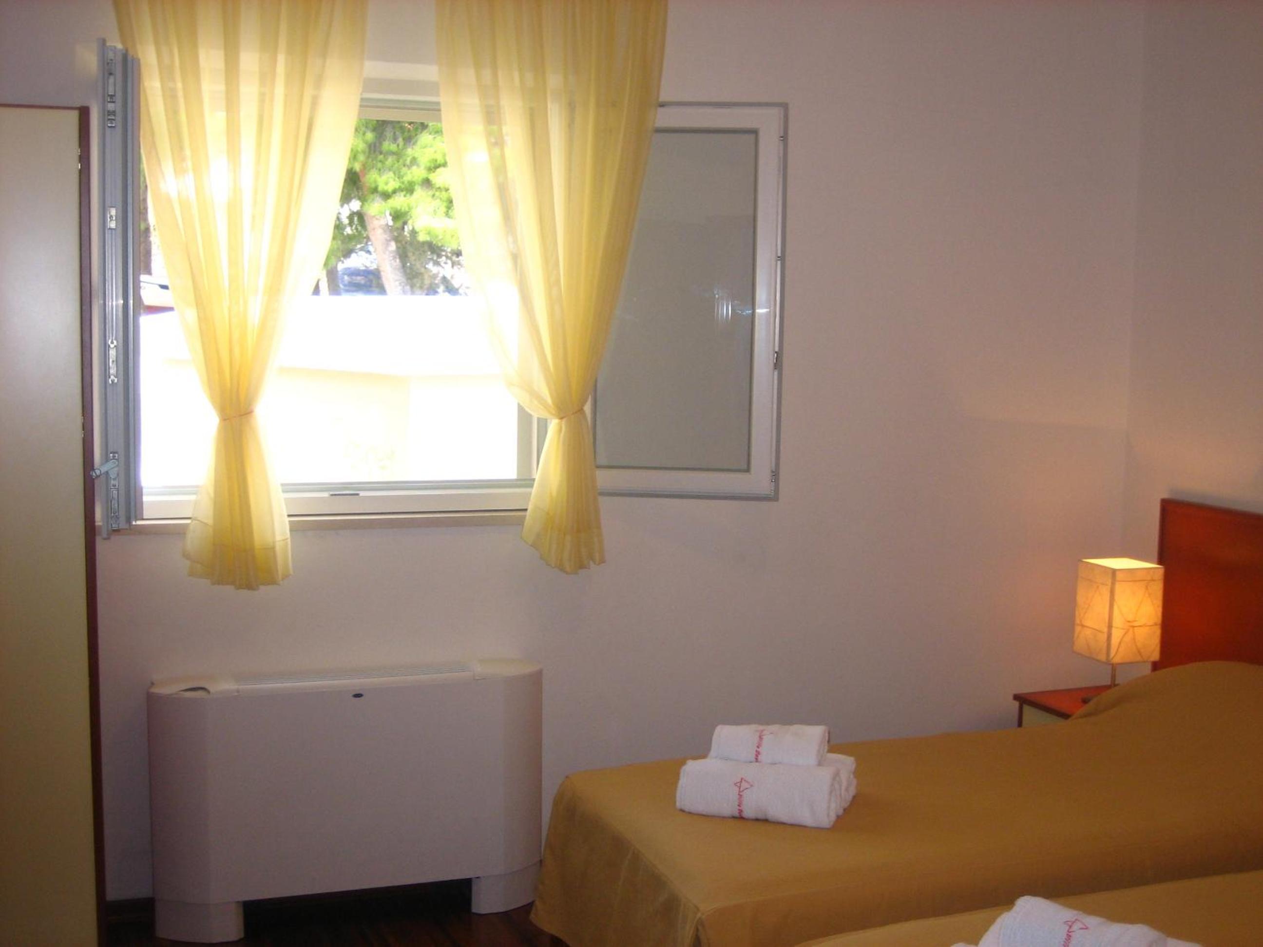 Standard Double or Twin Room - Photo 8